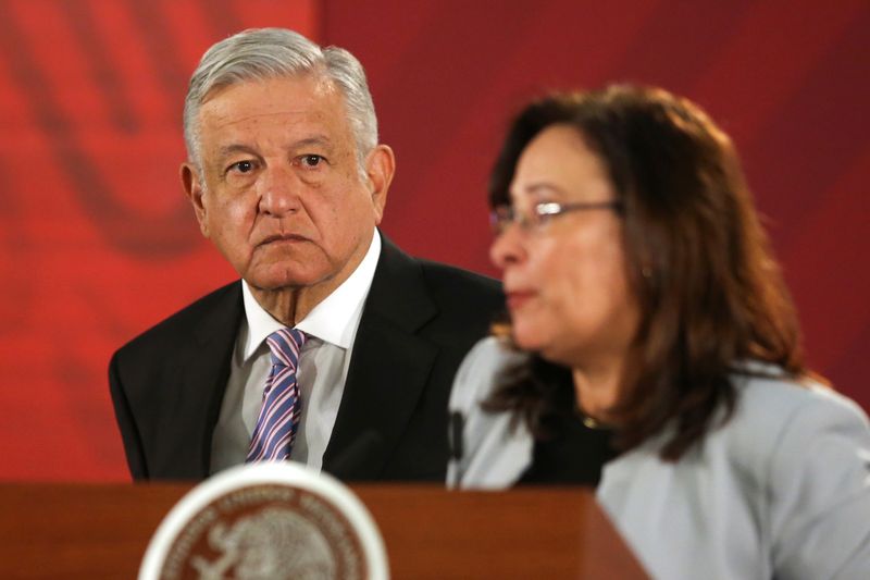 El presidente mexicano, Andrés Manuel López Obrador, junto a la secretaria de Energía, Rocío Nahle (REUTERS/Edgard Garrido)