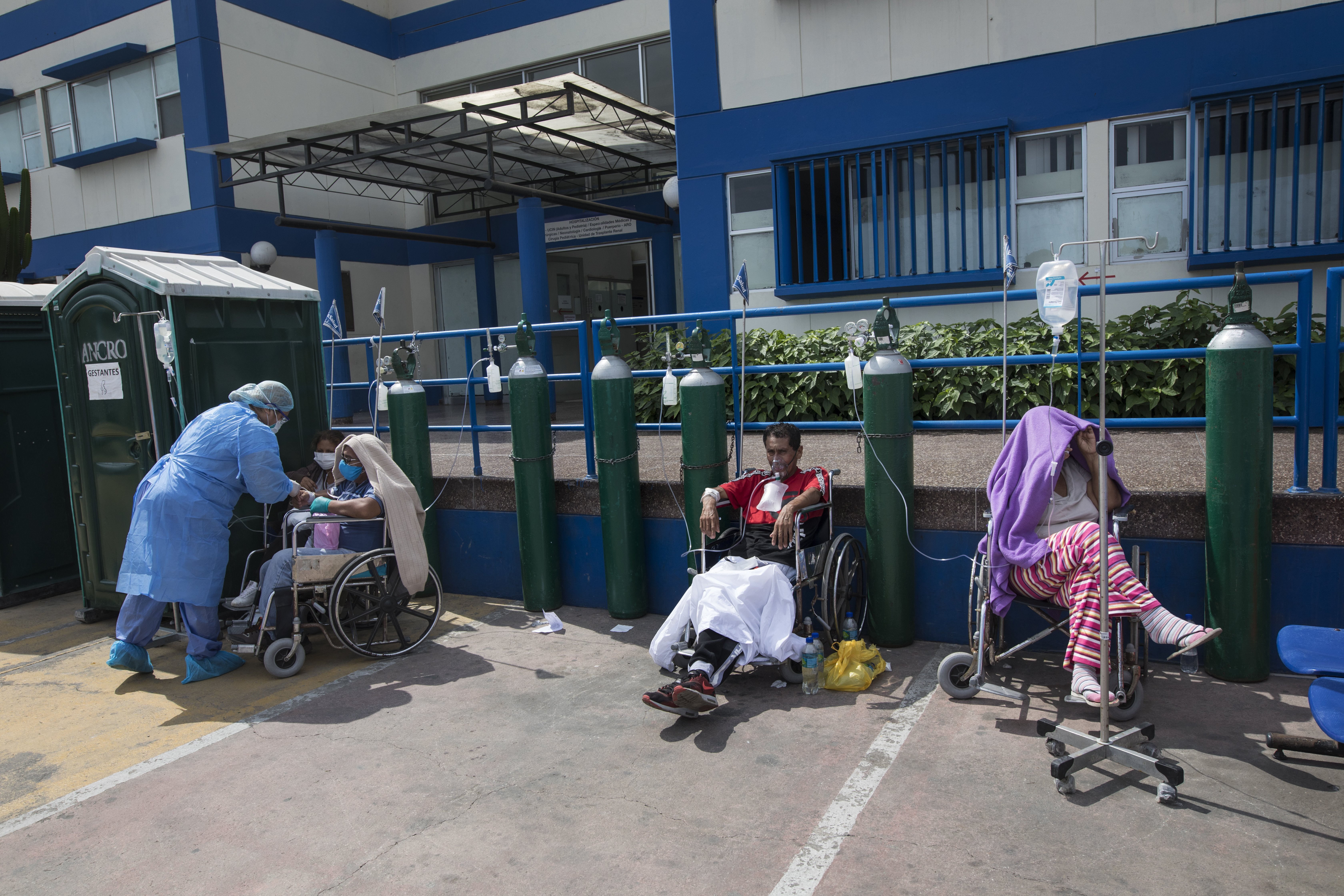 Personas infectadas con COVID-19 esperan una cama disponible afuera de un hospital público en Lima (AP/Rodrigo Abd)