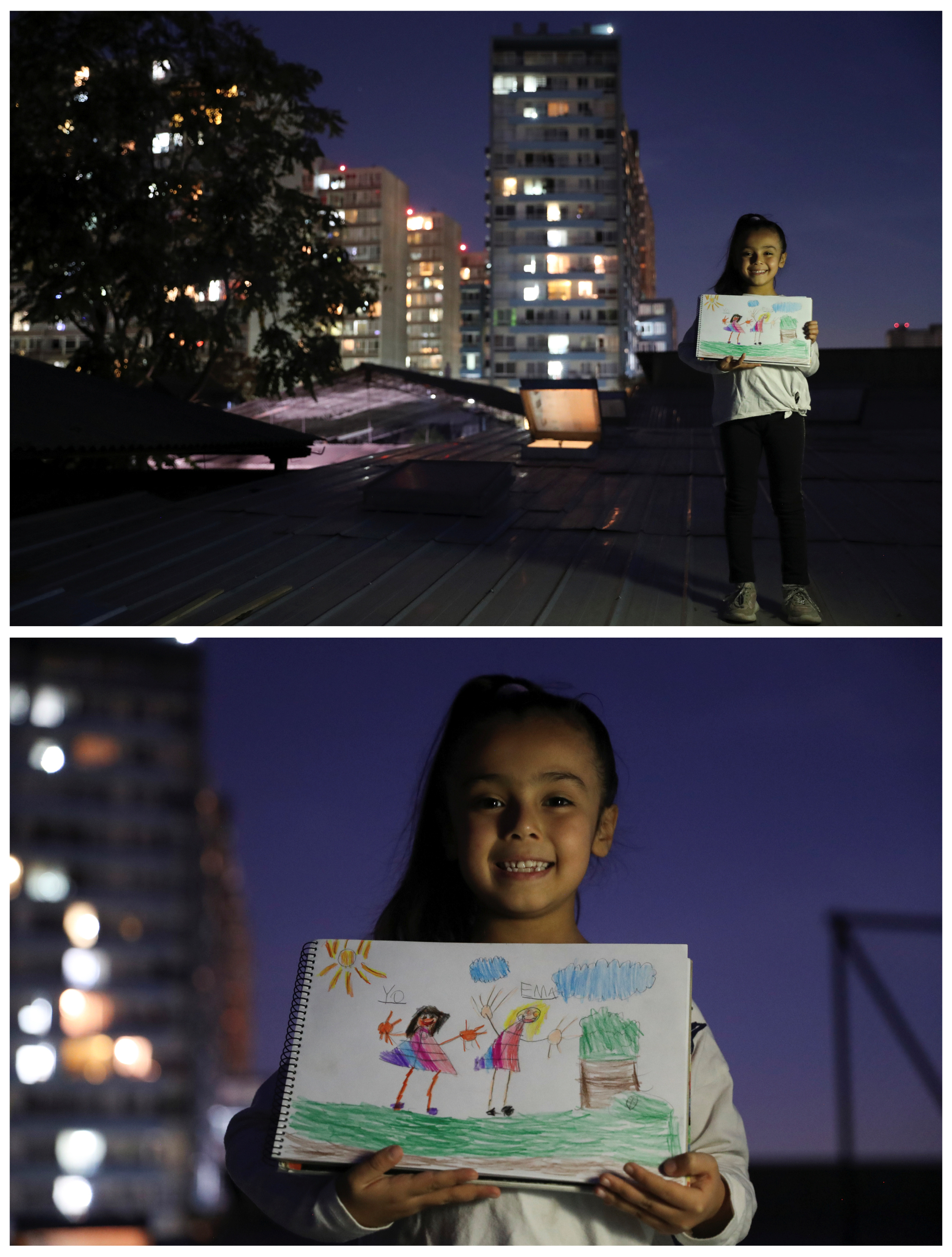 Matilda Soto Quilenan, 6, posando para una foto mientras sostiene un dibujo que hizo durante el brote de coronavirus, sobre la terraza de su casa en Santiago, Chile, el 20 de abril de 2020. Matilda se dibujó con su amiga de la escuela, Ema, a quien extraña mucho.