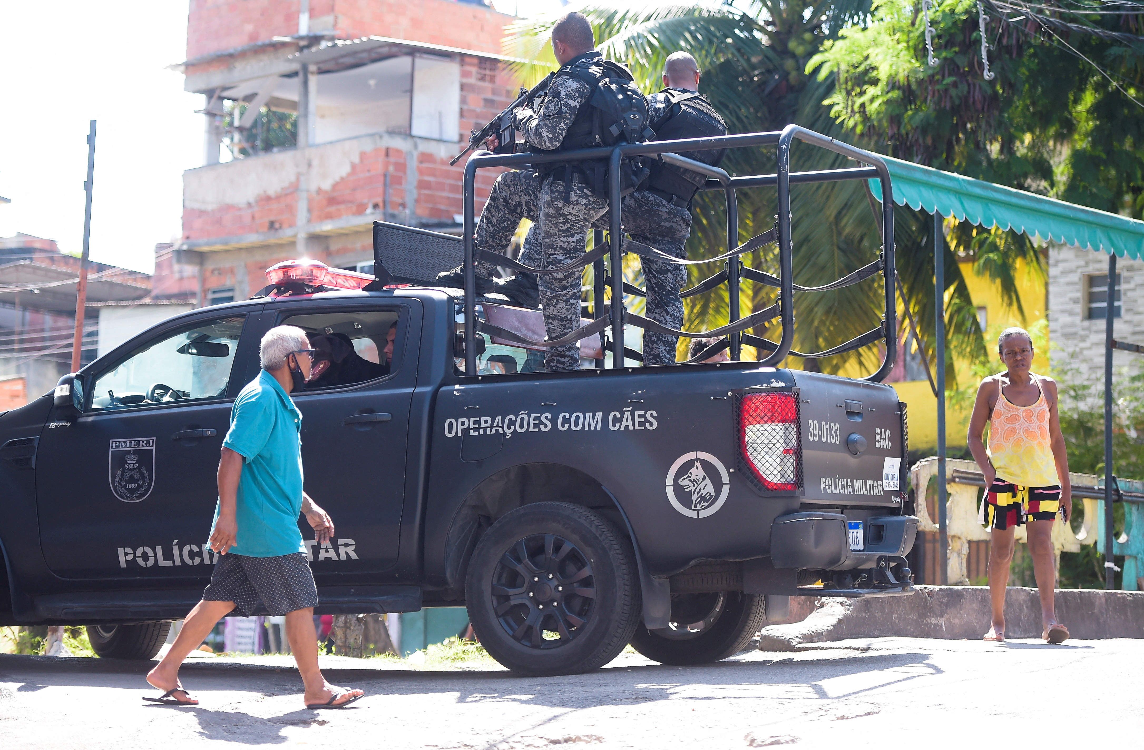 Efectivos en las calles de Jacarezinho durante el operativo policial (REUTERS/Alexandre Loureiro)