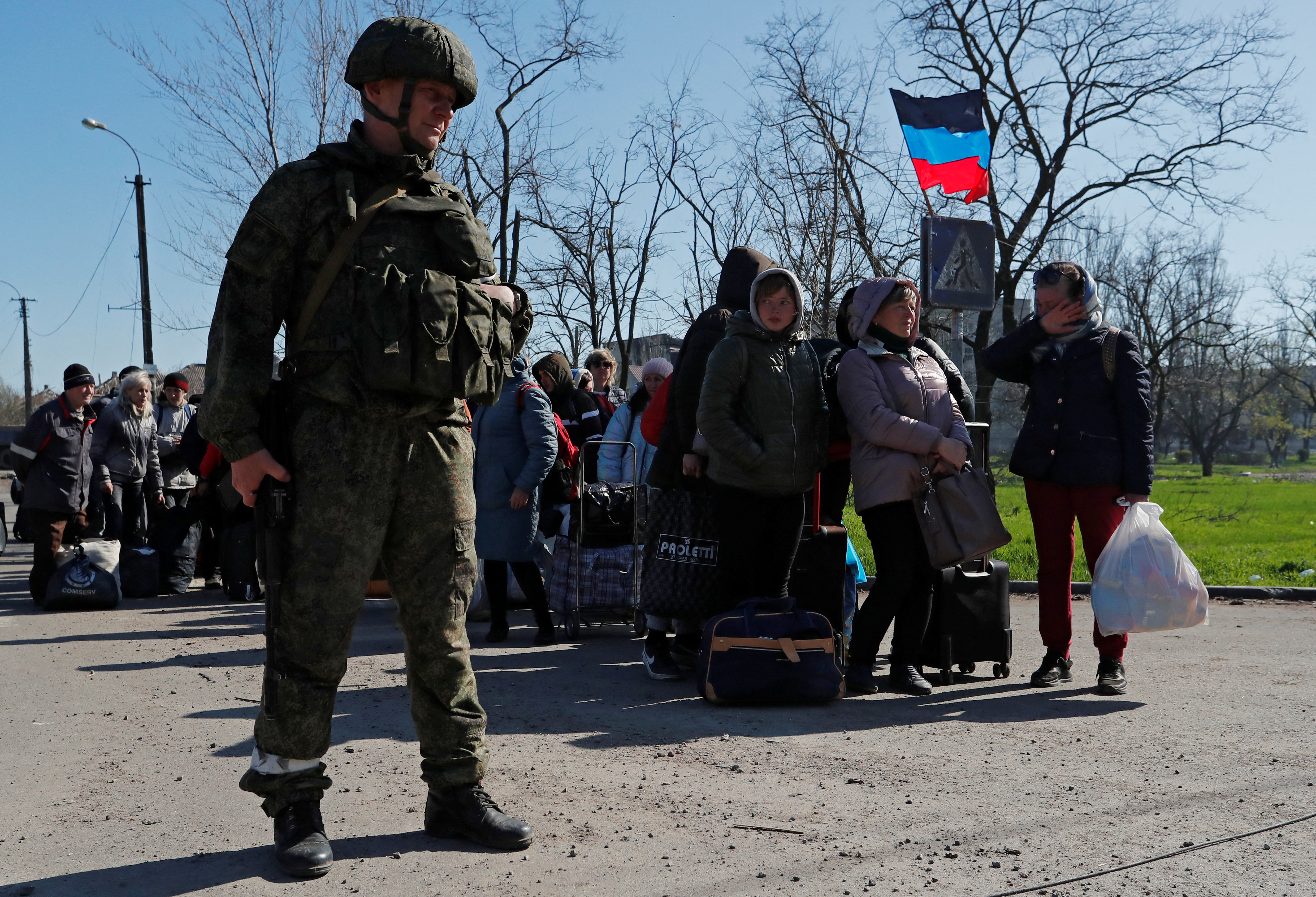 Un grupo de ciudadanos de Mariupol esperan el autobús para ser deportados compulsivamente hacia territorio ruso. Ya fueron trasladados ilegalmente casi un millón de ucranianos. REUTERS/Alexander Ermochenko