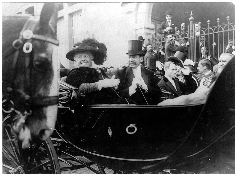 La Infanta Isabel de Borbón y el Presidente de Argentina Figueroa Alcorta, partiendo en carruaje desde la Dársena Norte de Buenos Aires en el festejo del Centenario de la Revolución de Mayo (Caras y Caretas)