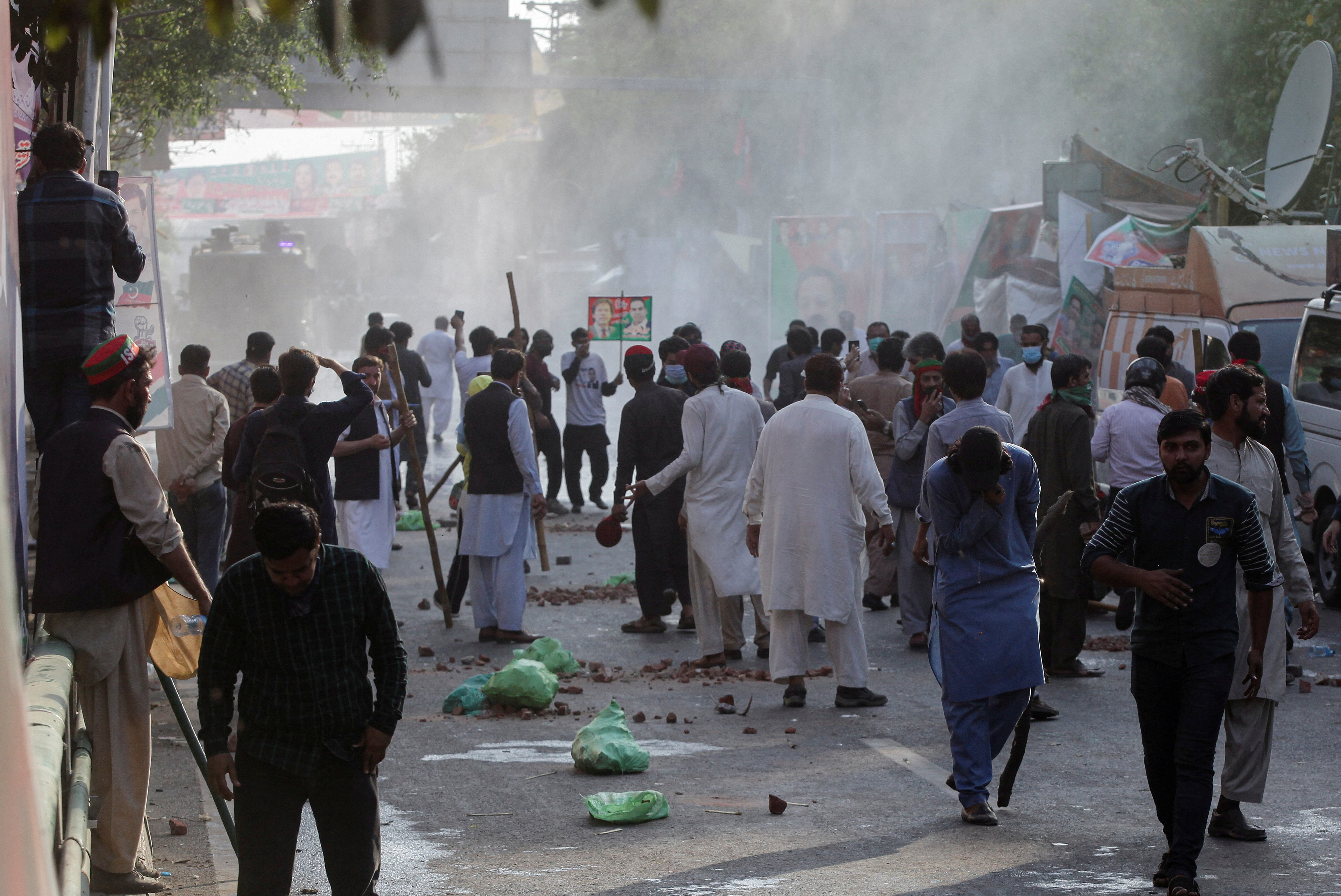 Grupos de manifestantes tomaron las calles de Islamabad y las ciudades de Karachi y Lahore, donde reside Khan, para mostrar su rechazo y evitar así que la Policía de la capital paquistaní arreste al líder oposito (REUTERS/Mohsin Raza)