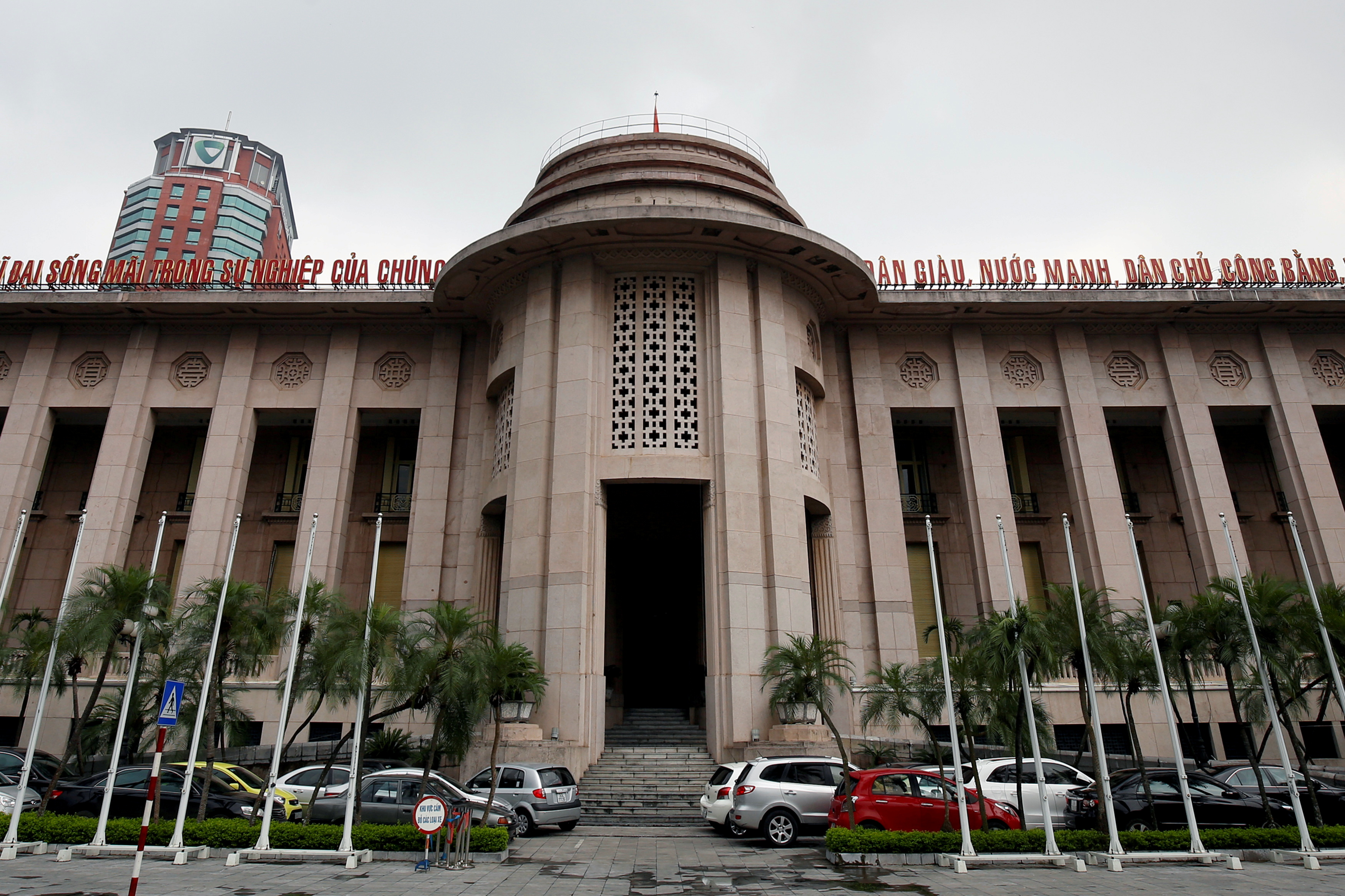 FOTO DE ARCHIVO: El edificio del Banco Estatal de Vietnam en Hanoi, Vietnam en una foto de archivo. Las políticas financieras y económicas de Vietnam dan previsibilidad a los inversores (Reuters)