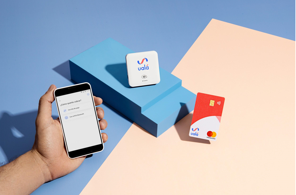 El dispositivo contactless, junto con la app del celular, permite aceptar pagos con tarjetas de manera presencial