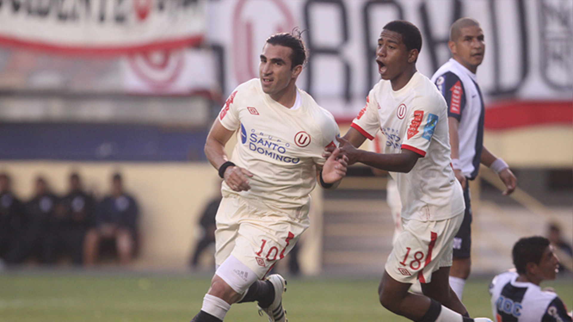 Vitti celebra junto a Andy Polo un gol ante el clásico rival, Alianza Lima.