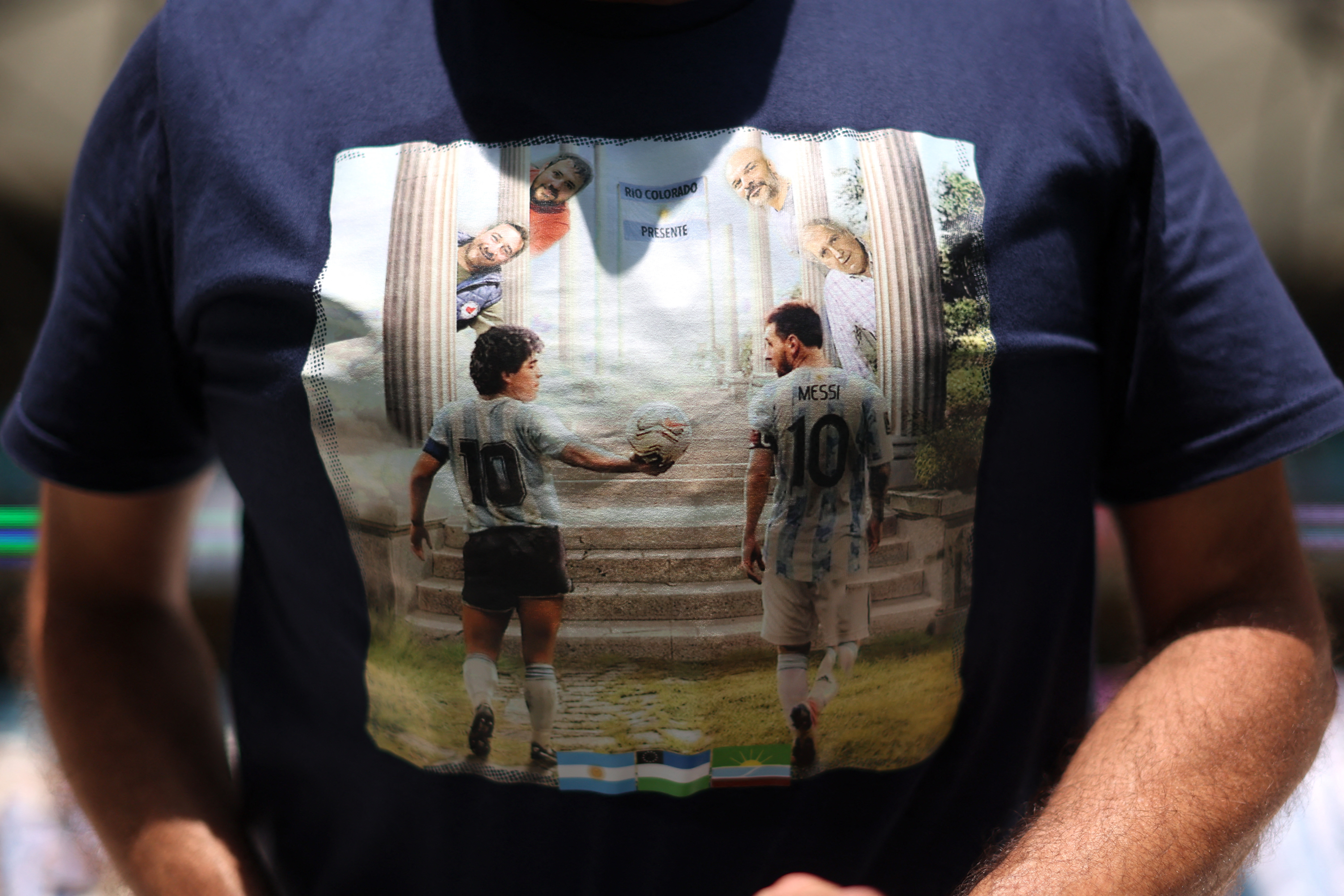 La camiseta de un hincha argentino con Maradona y Messi (REUTERS/Carl Recine)