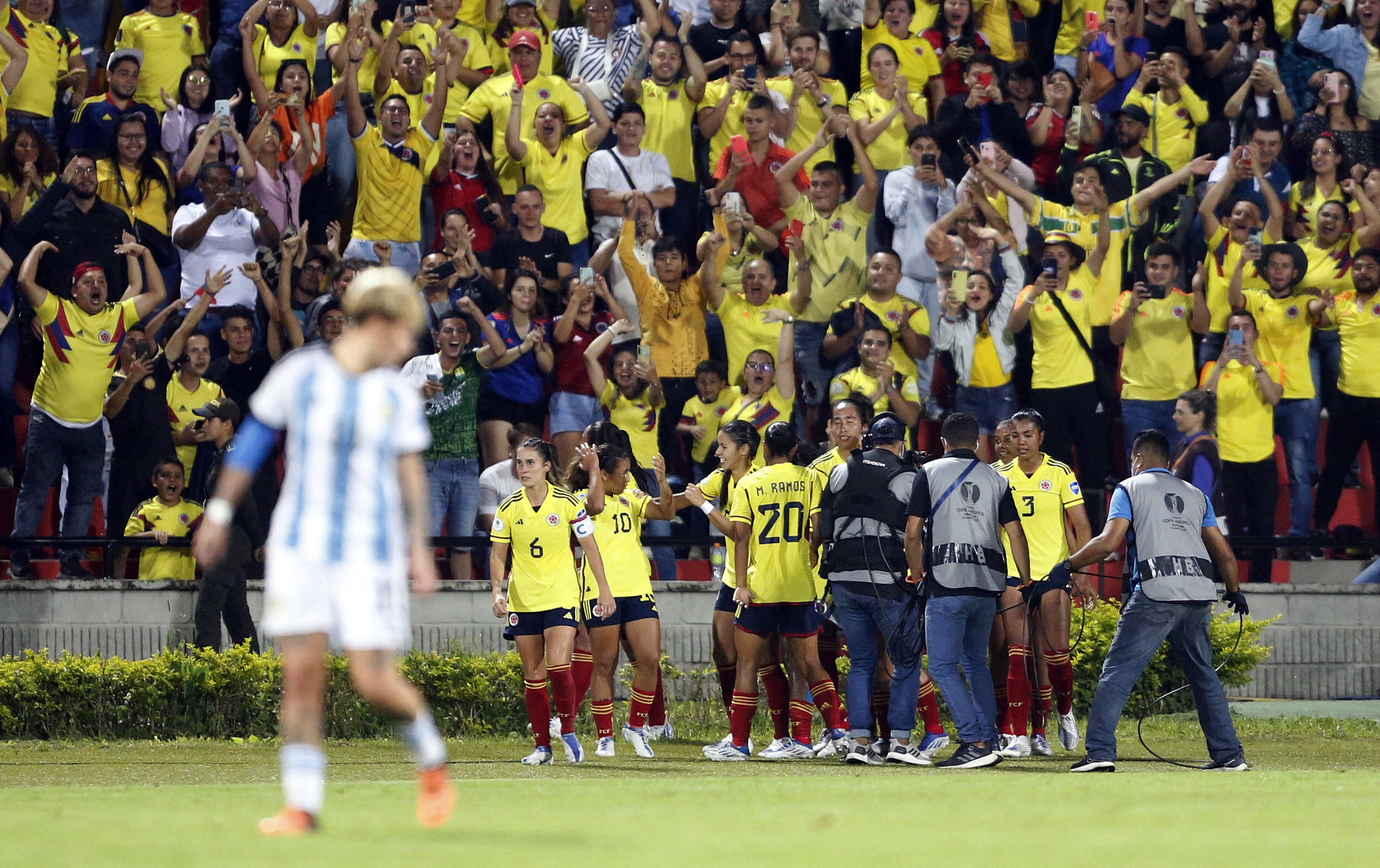 El festejo de Colombia tras el gol de Caicedo y la desazón de Yamila Rodríguez (REUTERS/Mariana Greif)
