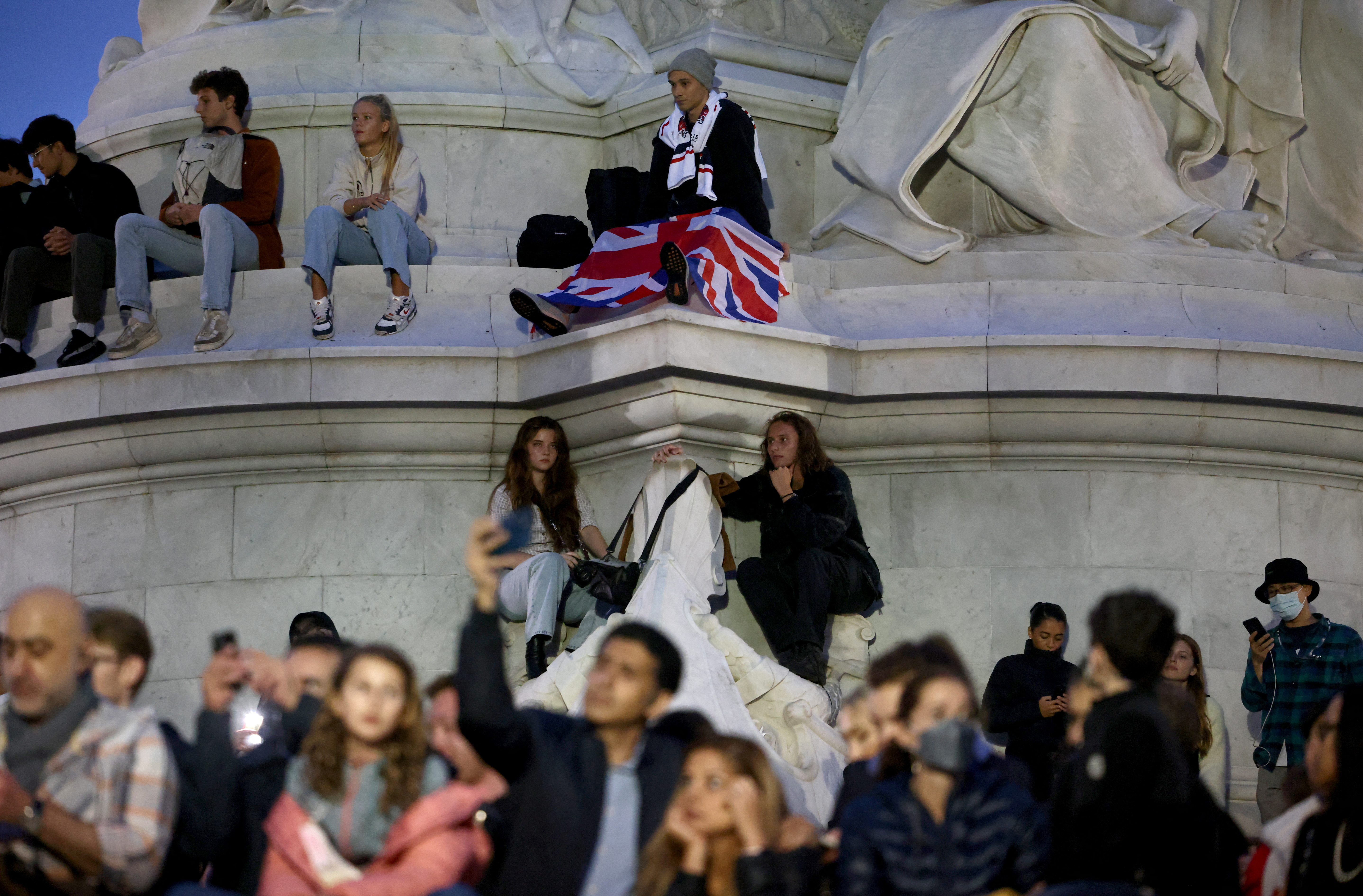 Miles de británicos empezaron a congregarse frente al Palacio de Buckingham (REUTERS/Henry Nicholls)