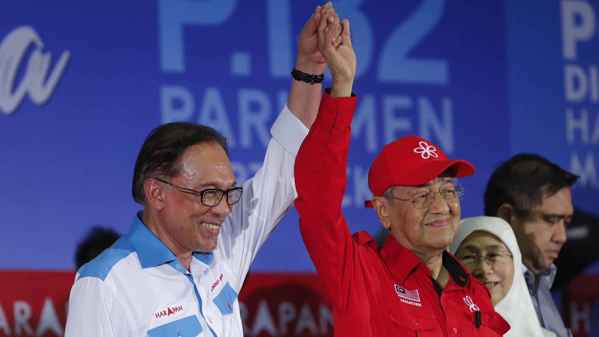 ARCHIVO- El entonces primer ministro Mahathir Mohamad, a la derecha, levanta la mano del ícono de la reforma Anwar Ibrahim durante un mitin en Port Dickson, Malasia, el 8 de octubre de 2018.  (Foto AP/Vincent Thian, archivo)
