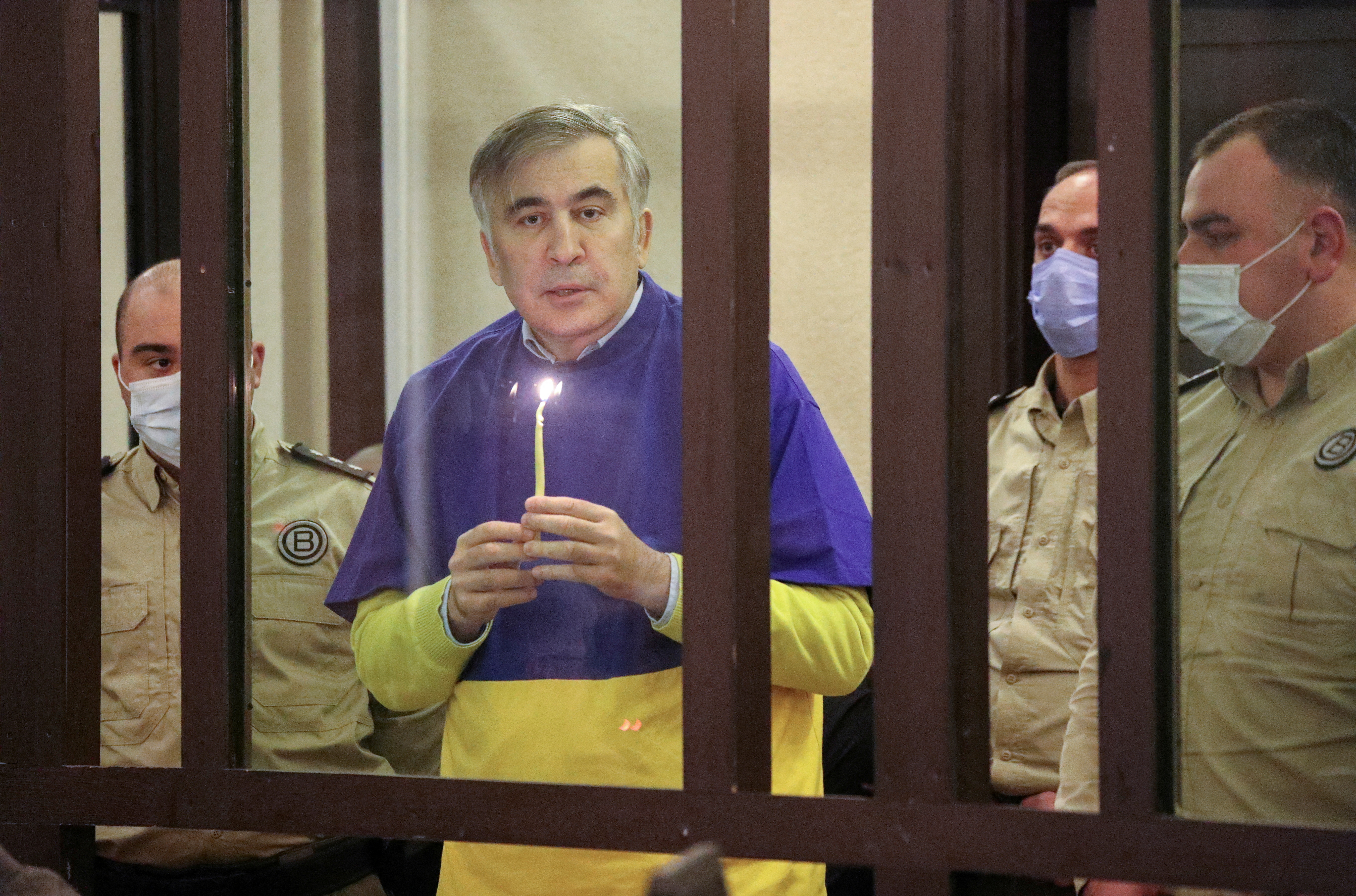 El ex presidente georgiano Saakashvili reza por Ucrania durante una vista judicial en Tiflis (REUTERS/Irakli Gedenidze)