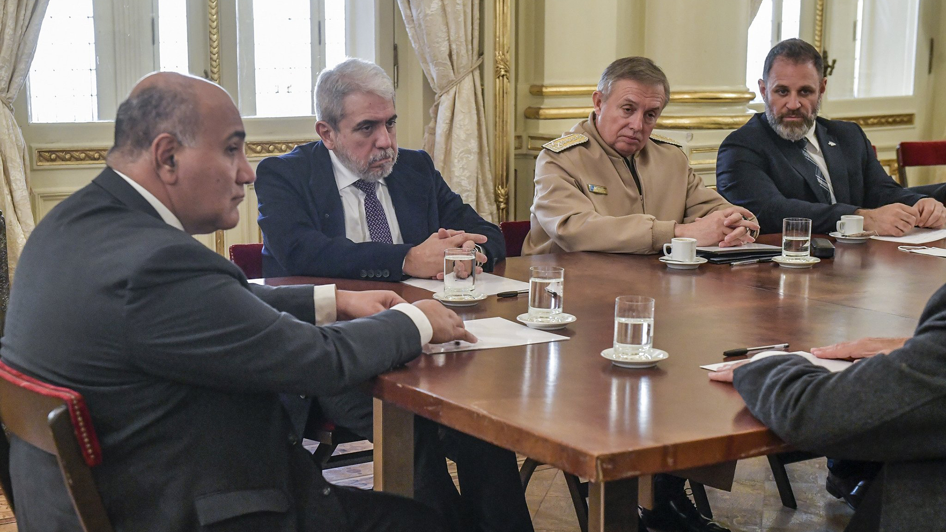 Juan Manzur y Aníbal Fernández escuchan a los jefes de las Fuerzas Armadas durante una reunión que se realizó en Casa Rosada