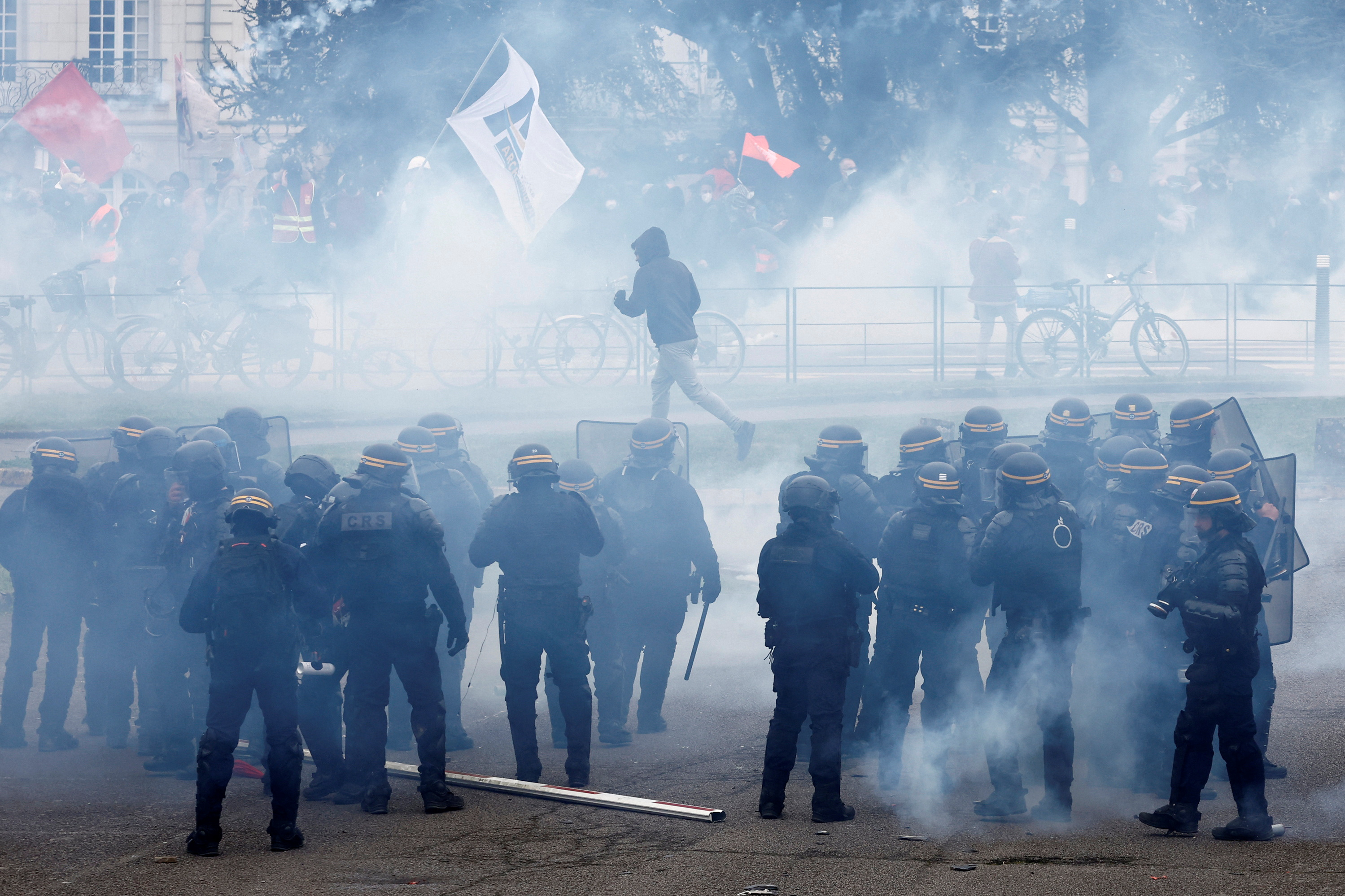 La policía arroja bombas de gas lacrimógeno durante una manifestación en Nantes (REUTERS/Stephane Mahe)