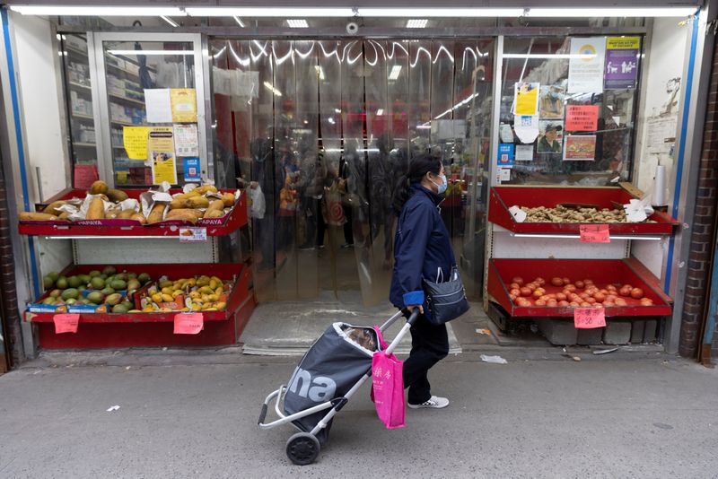 FOTO DE ARCHIVO. Una persona camina frente a un negocio en Manhattan, ciudad de Nueva York, 28 de marzo de 2022. REUTERS/Andrew Kelly