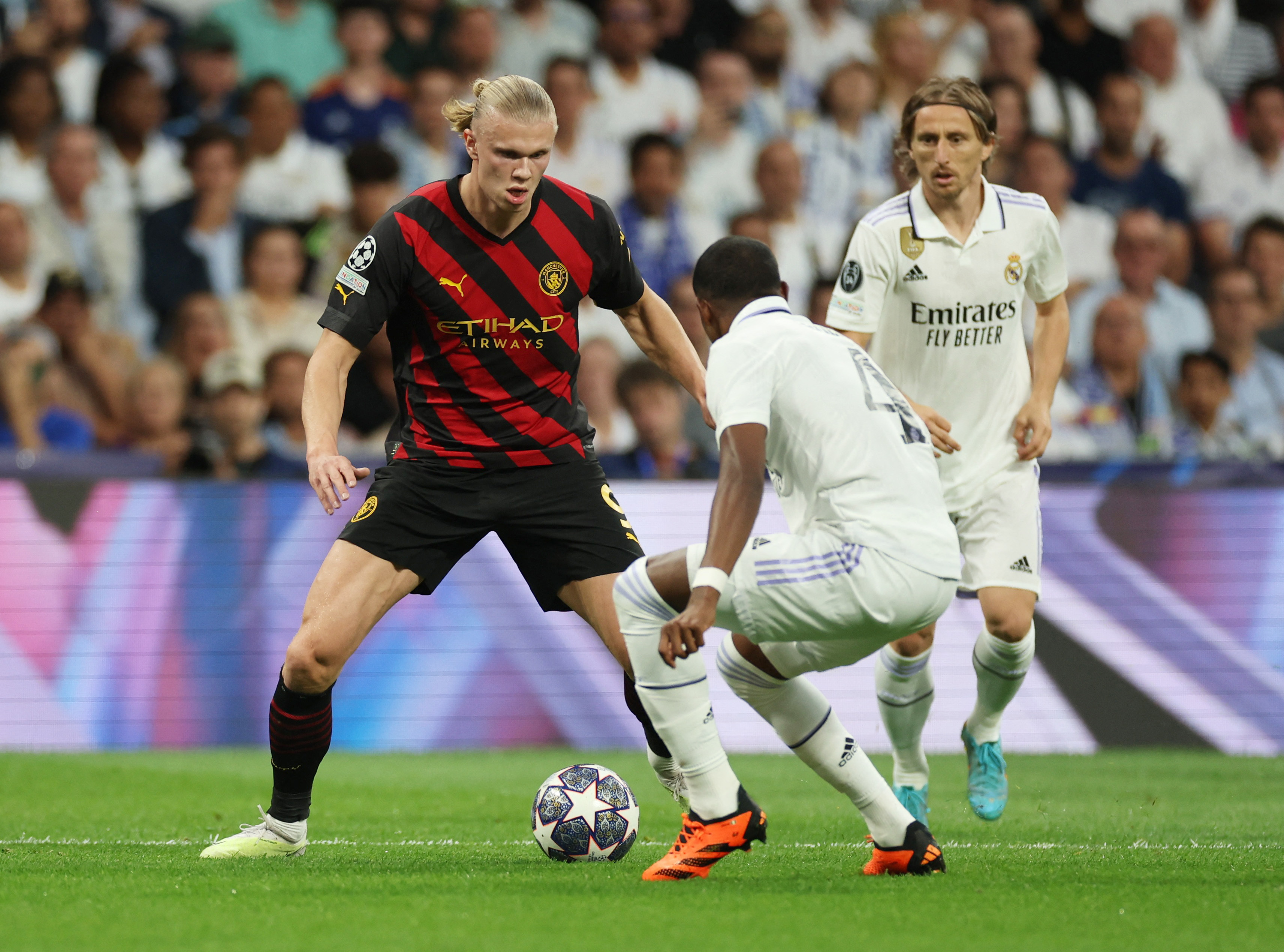 Erling Haaland encara a David Alaba (REUTERS/Isabel Infantes)