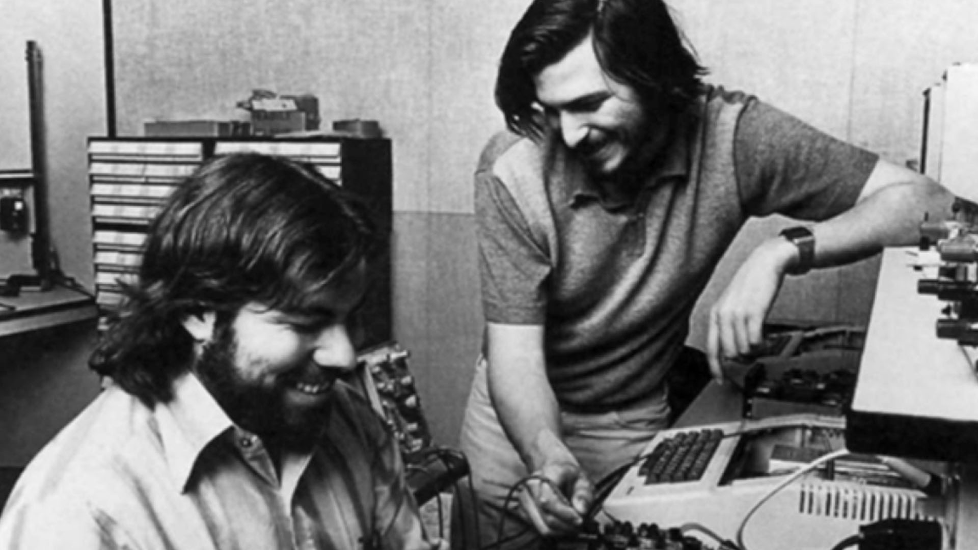 Wozniak se encargaba de diseñar y construir el dispositivo -el Apple I lo hizo con sus propias manos- y Jobs de venderlo y de desarrollar el futuro de la sociedad. Fabricaron 200 unidades que se vendían por 666,66 dólares