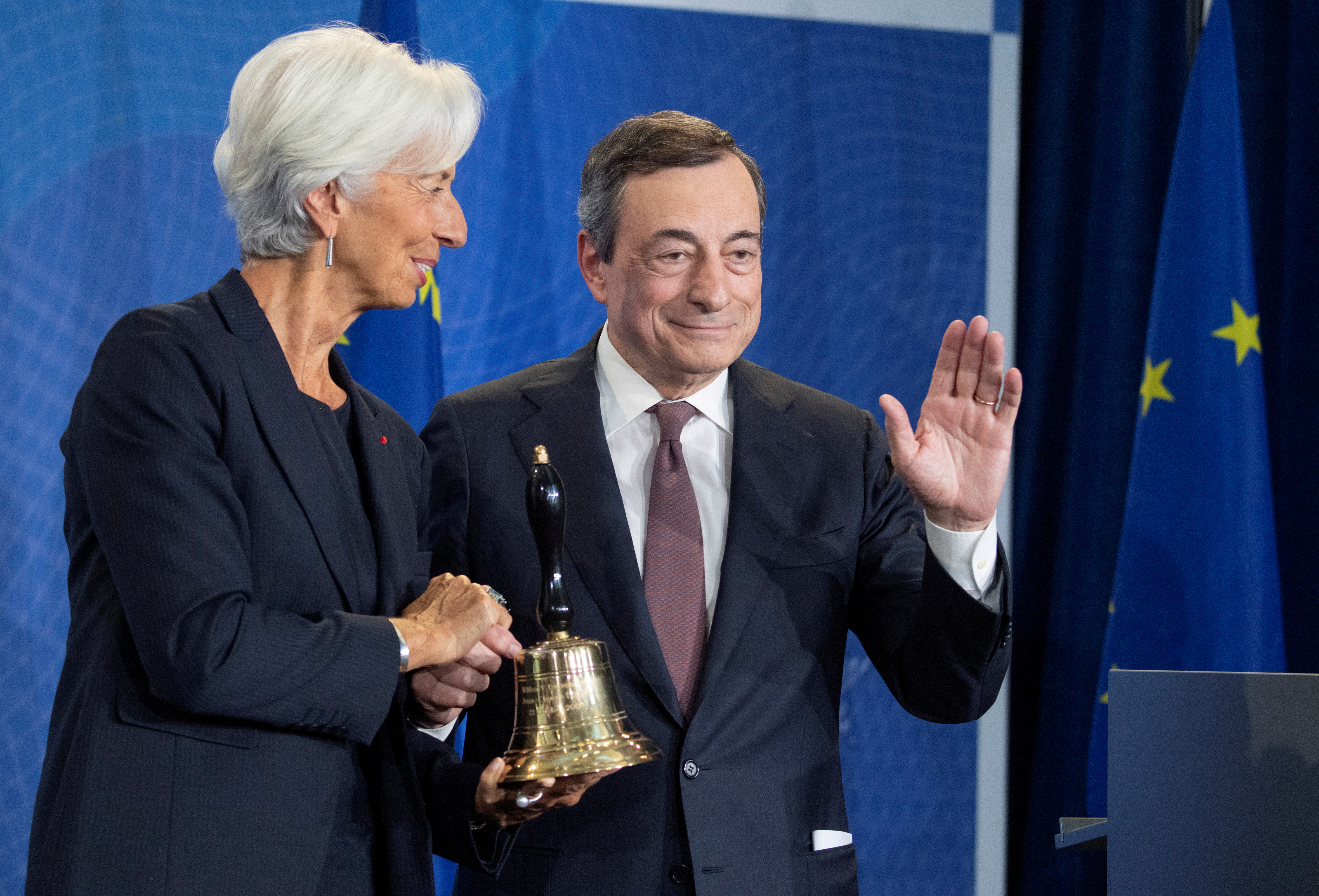 Mario Draghi (R), que le dejó su lugar en el BCE a Christine Lagarde, defendió luego de la crisis del 2009 la necesidad de rescatar a la economía de otra larga depresión