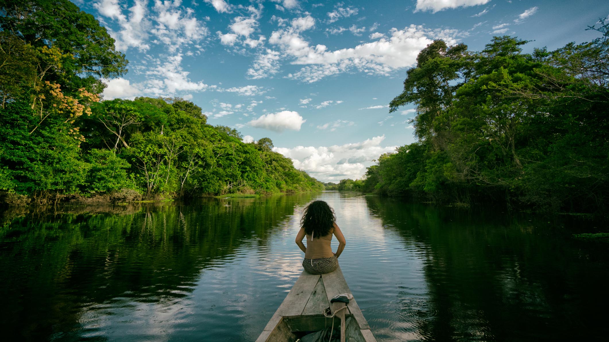 Navegando en una barca de madera por el río Amazonas en Perú (Getty Images)