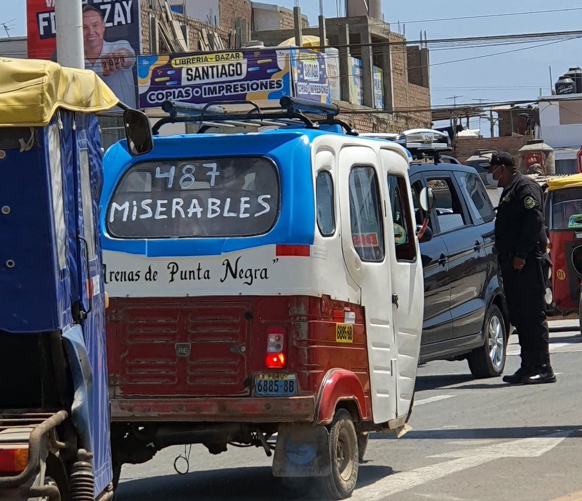 Una inscripción en un vehículo en Lima contra los "487 Miserables" que se vacunaron por un canal de privilegio