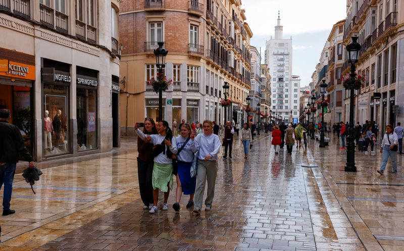 Turistas caminan por una calle comercial en el centro de Málaga, Andalucía, España. (REUTERS)