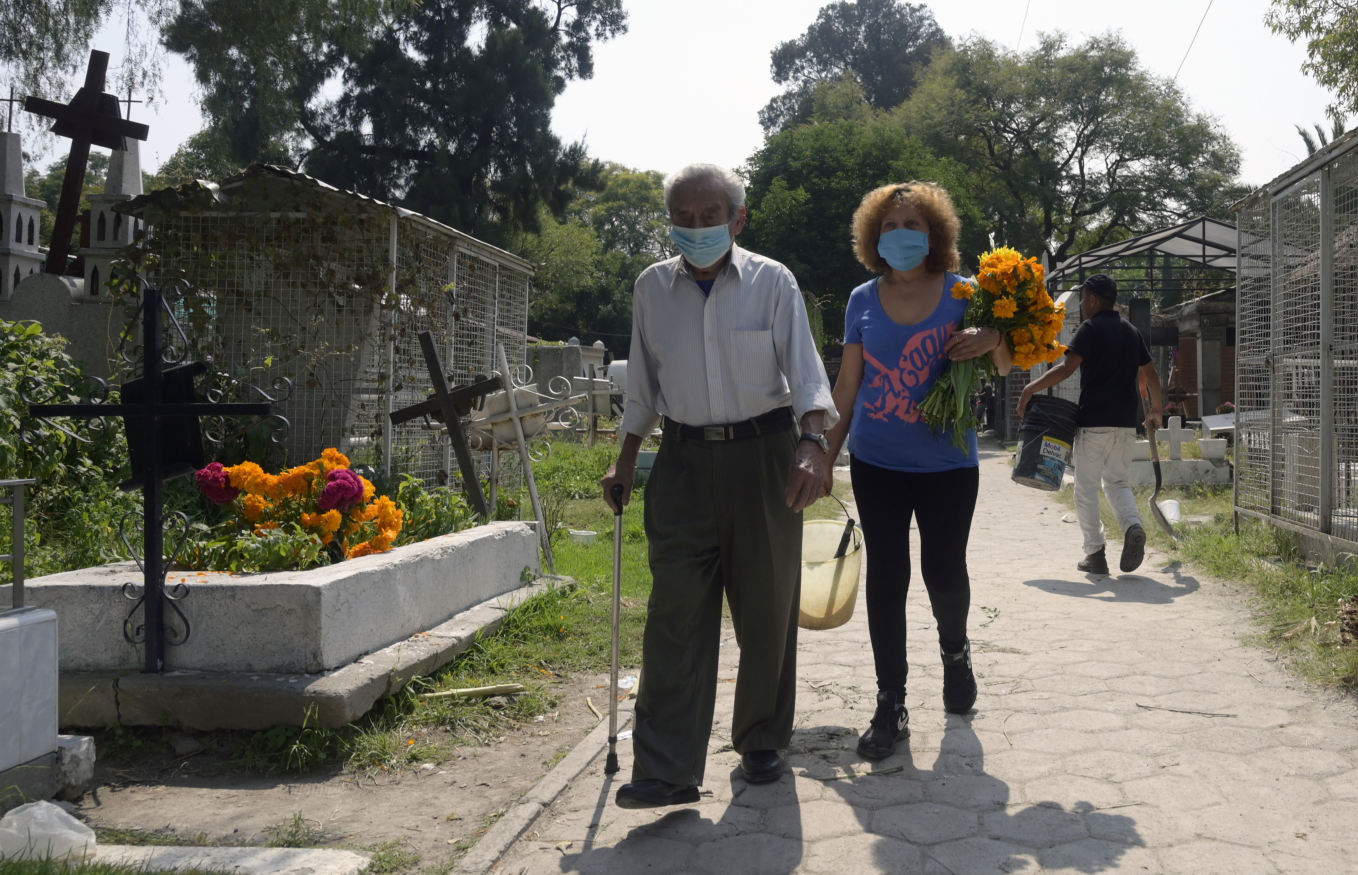 La gente llega al Panteón San José antes del Día de Muertos en la Ciudad de México el 28 de octubre de 2020.