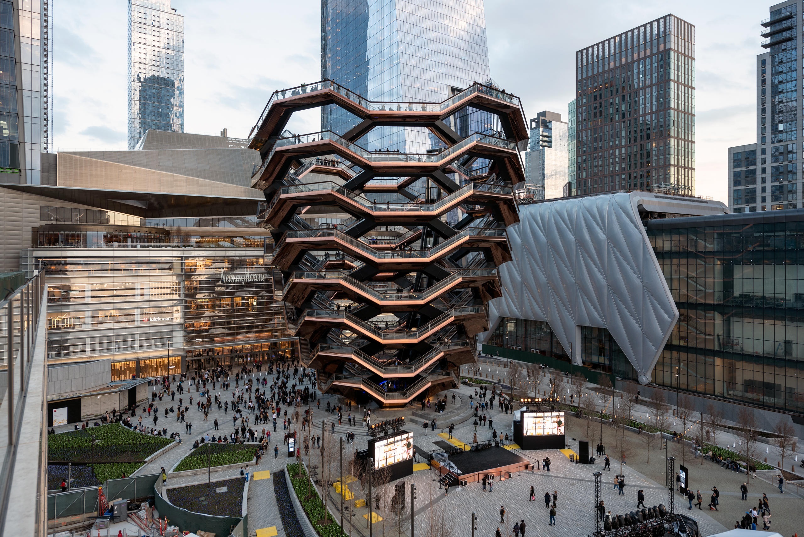 Fotografía cedida por Timothy Schenck donde se muestra "The Vessel", una compleja escalera en espiral compuesta por más de 2.500 peldaños y de más de 45 metros de alto, ubicada en el centro del proyecto inmobiliario de Hudson Yards en Manhattan, Nueva York (EEUU). EFE/Timothy Schenck
