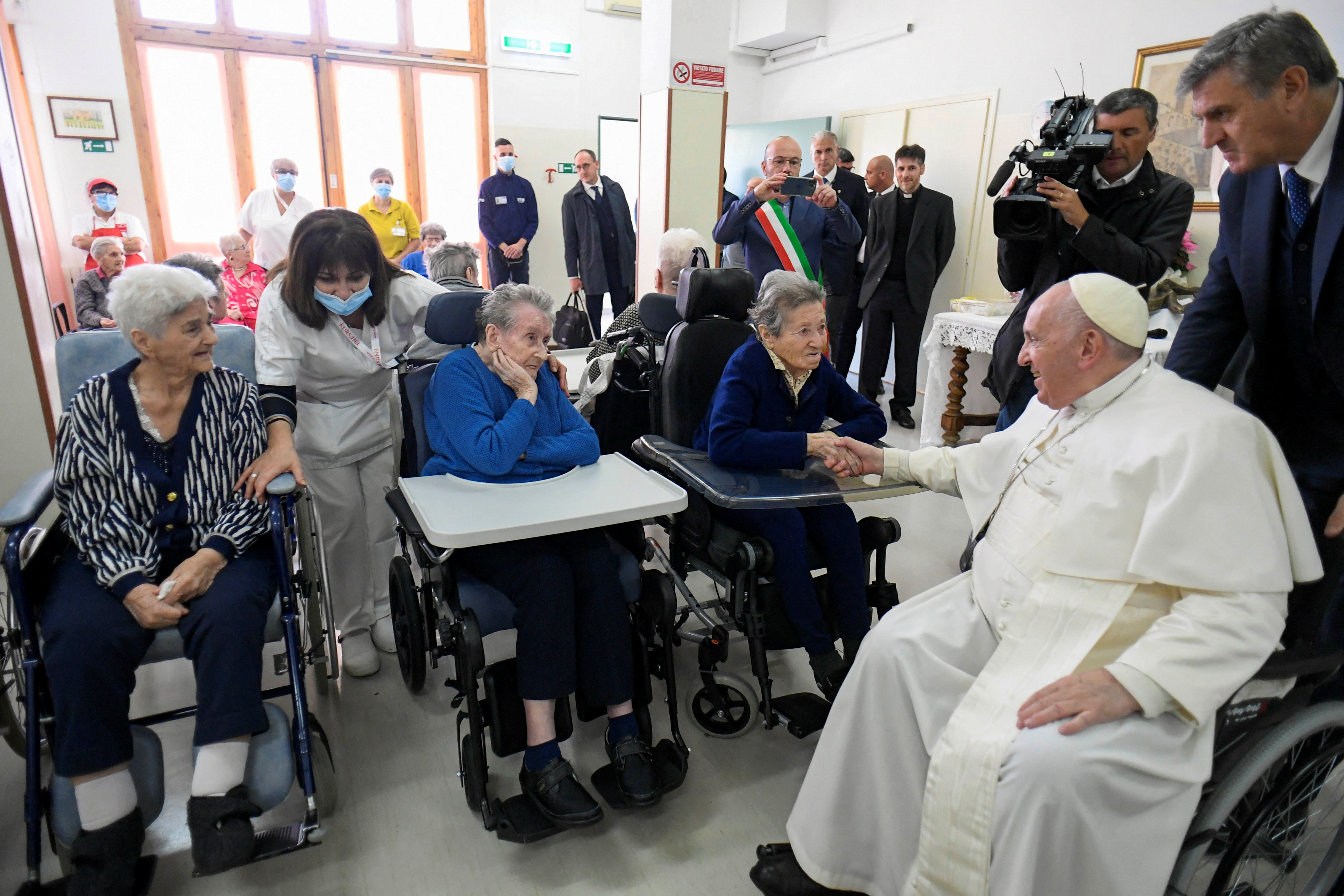 El Papa visitó la Casa di riposo en Portacomaro, Italia, este 19 de noviembre de 2022 (Vatican Media/REUTERS)