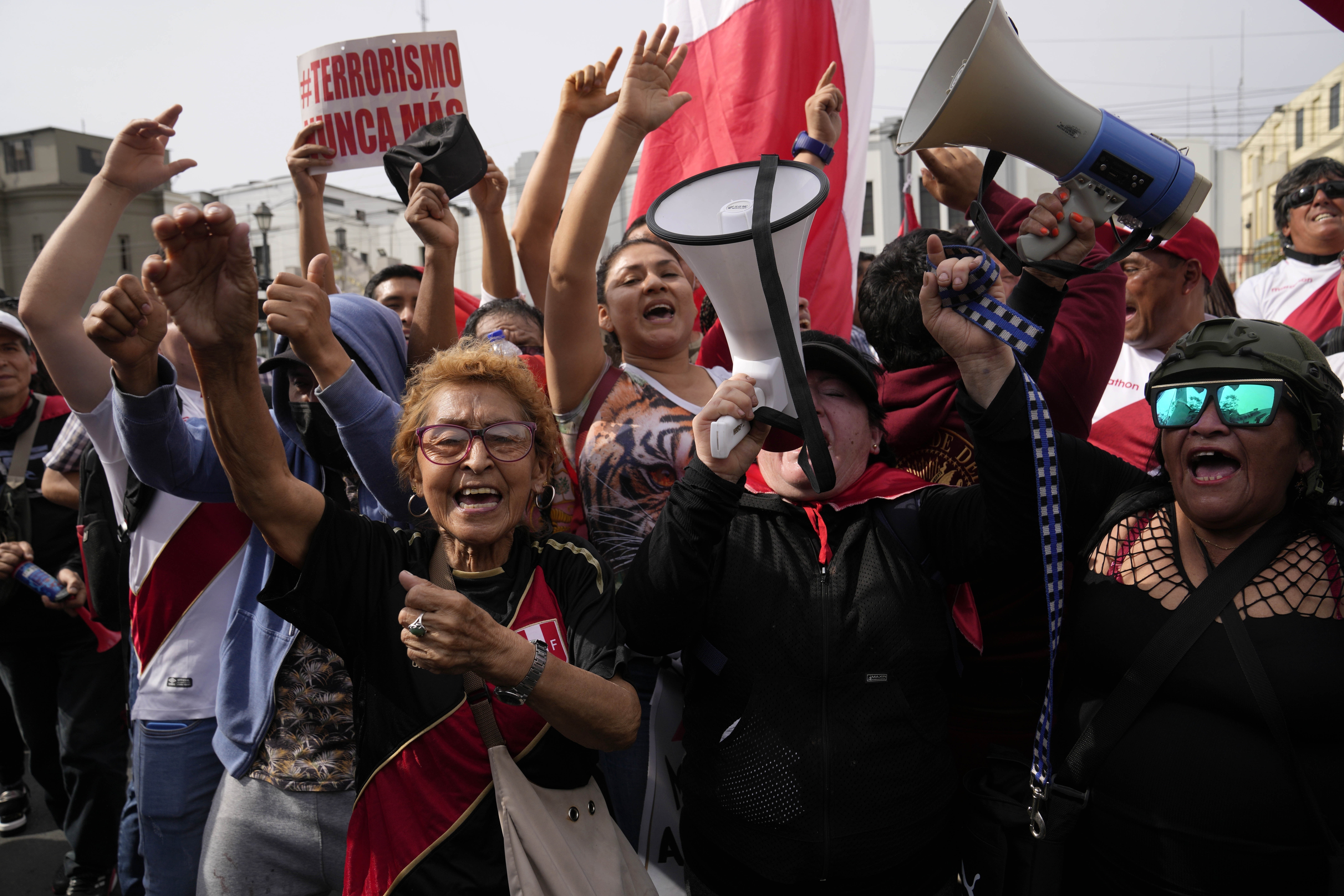 Los opositores al presidente peruano Pedro Castillo se manifiestan cerca de la estación de policía adonde llegó y su estado no quedó claro de inmediato, en Lima, Perú, el miércoles 7 de diciembre de 2022. (AP Foto/Martín Mejía)