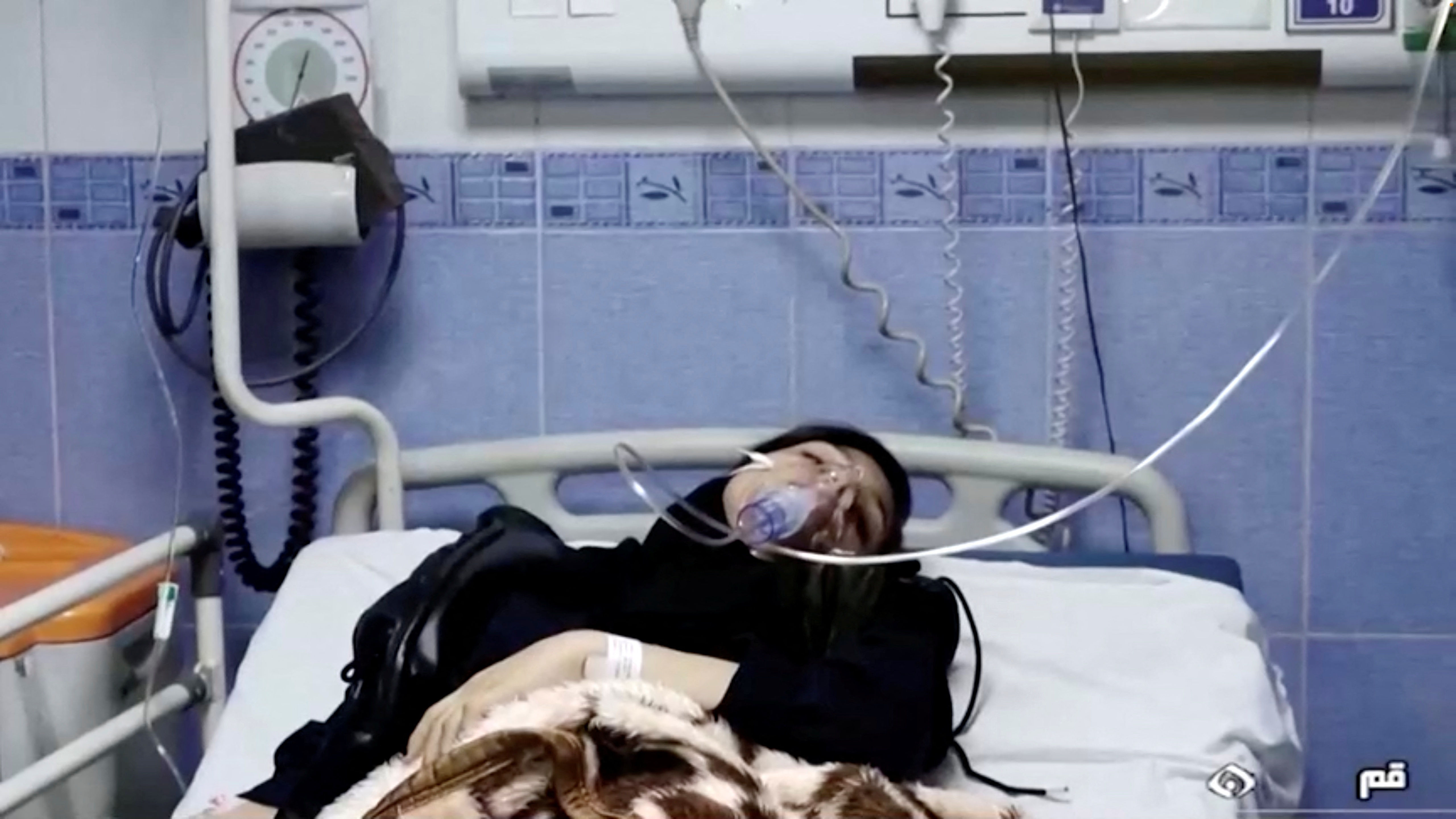 Una joven yace en el hospital tras los informes de envenenamiento en un lugar no especificado de Irán en esta imagen fija de vídeo del 2 de marzo de 2023. WANA/Reuters TV vía REUTERS 