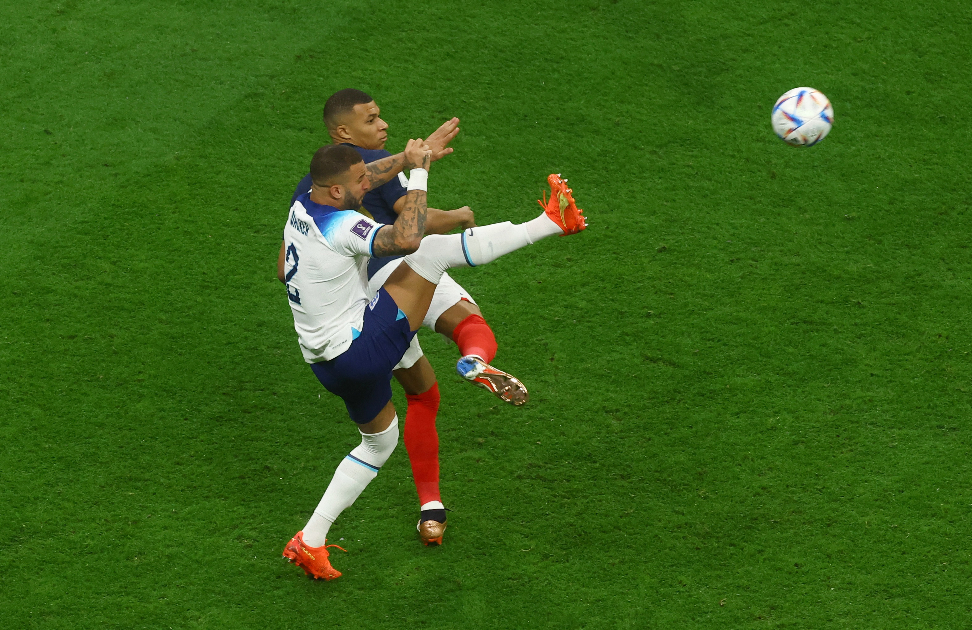 Kylian Mbappe y Kyle Walker disputan el balón en el inicio del partido (REUTERS/Lee Smith)