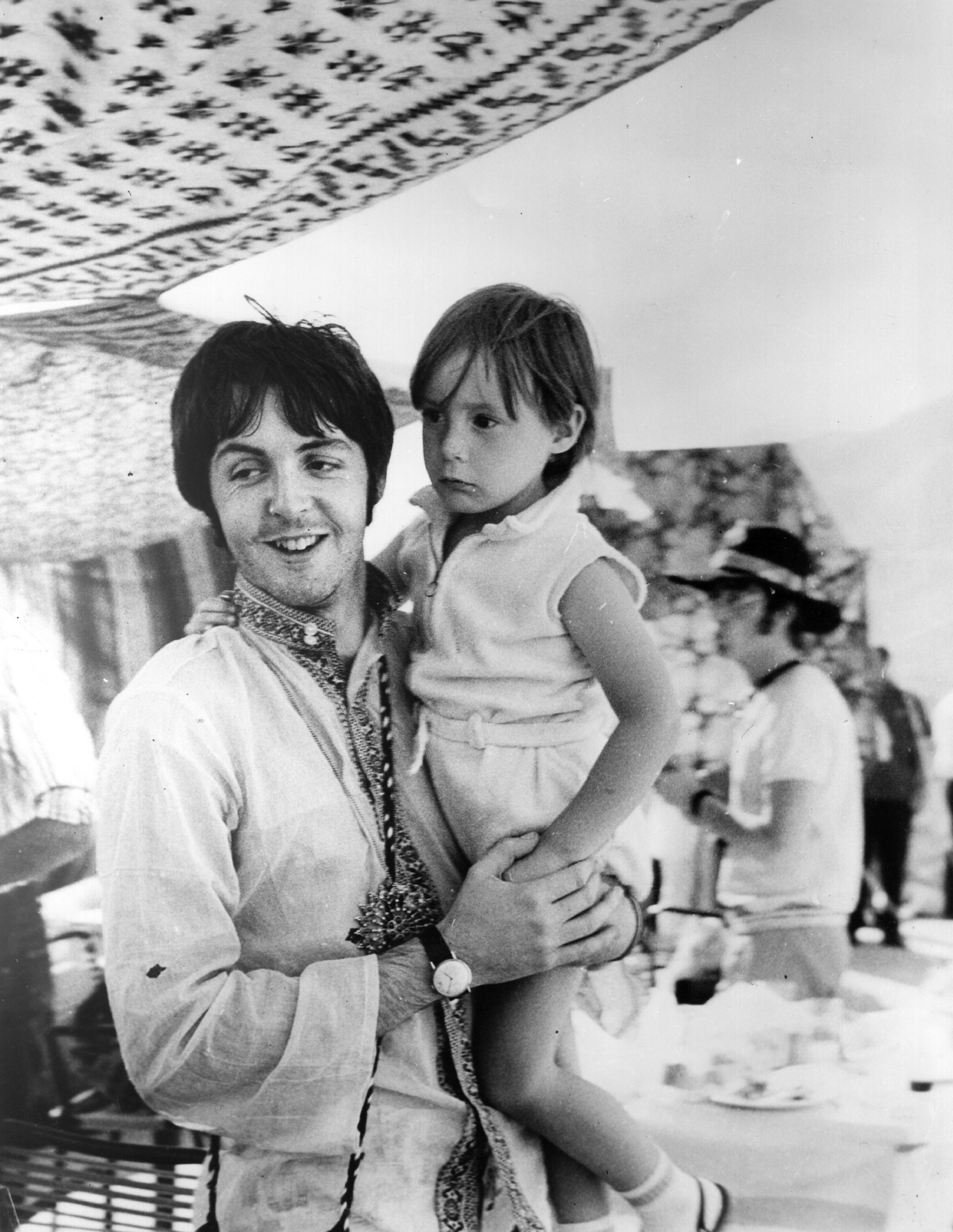 Para Julian Lennon, Paul McCartney siempre fue su tío; en la foto tenía 4 años y estaban de vacaciones con Grecia (Photo by Central Press/Getty Images)