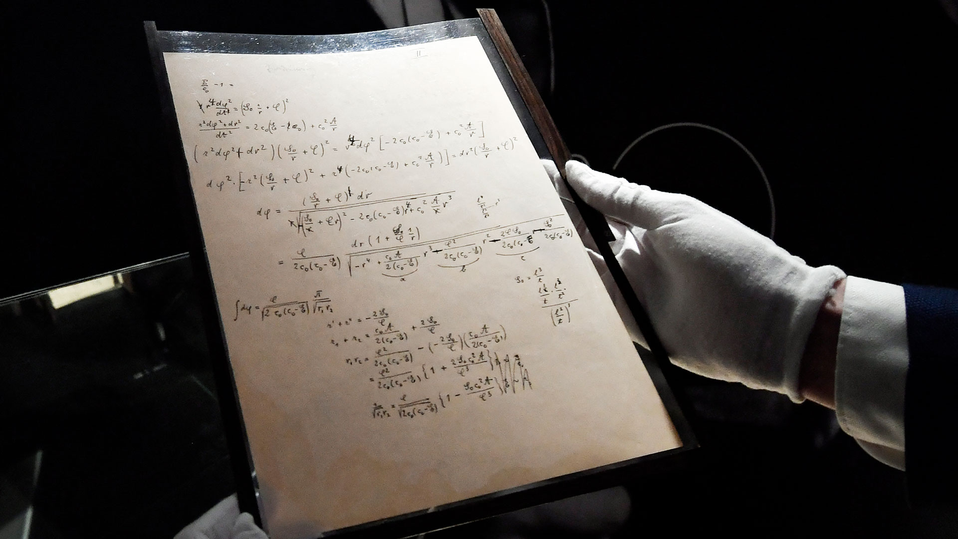 Las 54 páginas de papel, la mitad de ellas con la letra de Einstein, son uno de los dos únicos documentos de trabajo conocidos en los que el pensador aborda su famosa teoría que sentó las bases de la cosmología moderna y de tecnologías como la navegación por GPS (Foto: AFP)