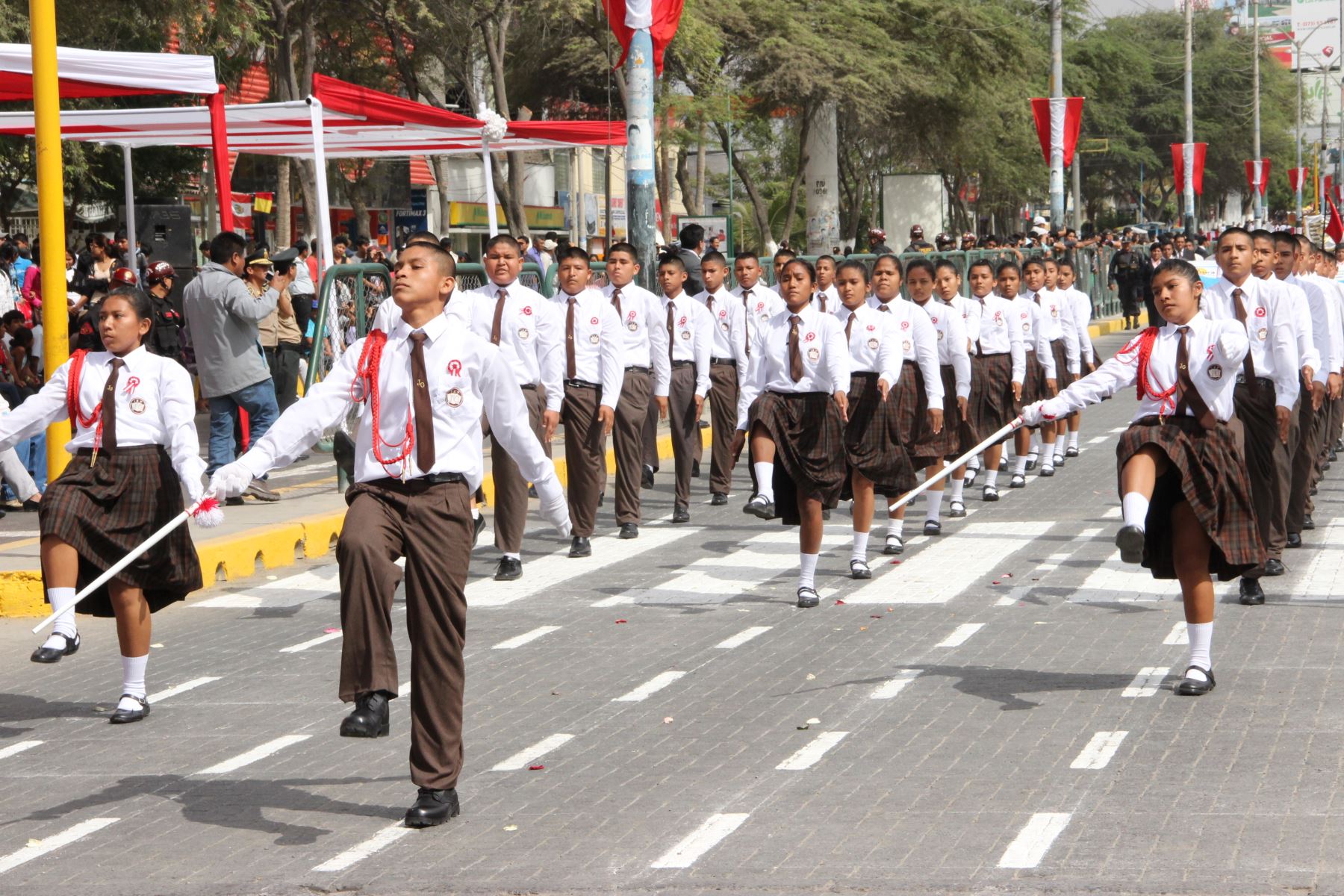 El origen del desfile escolar en el Perú: una tradición de 101 años que nació en la conmemoración de una fecha histórica - Infobae