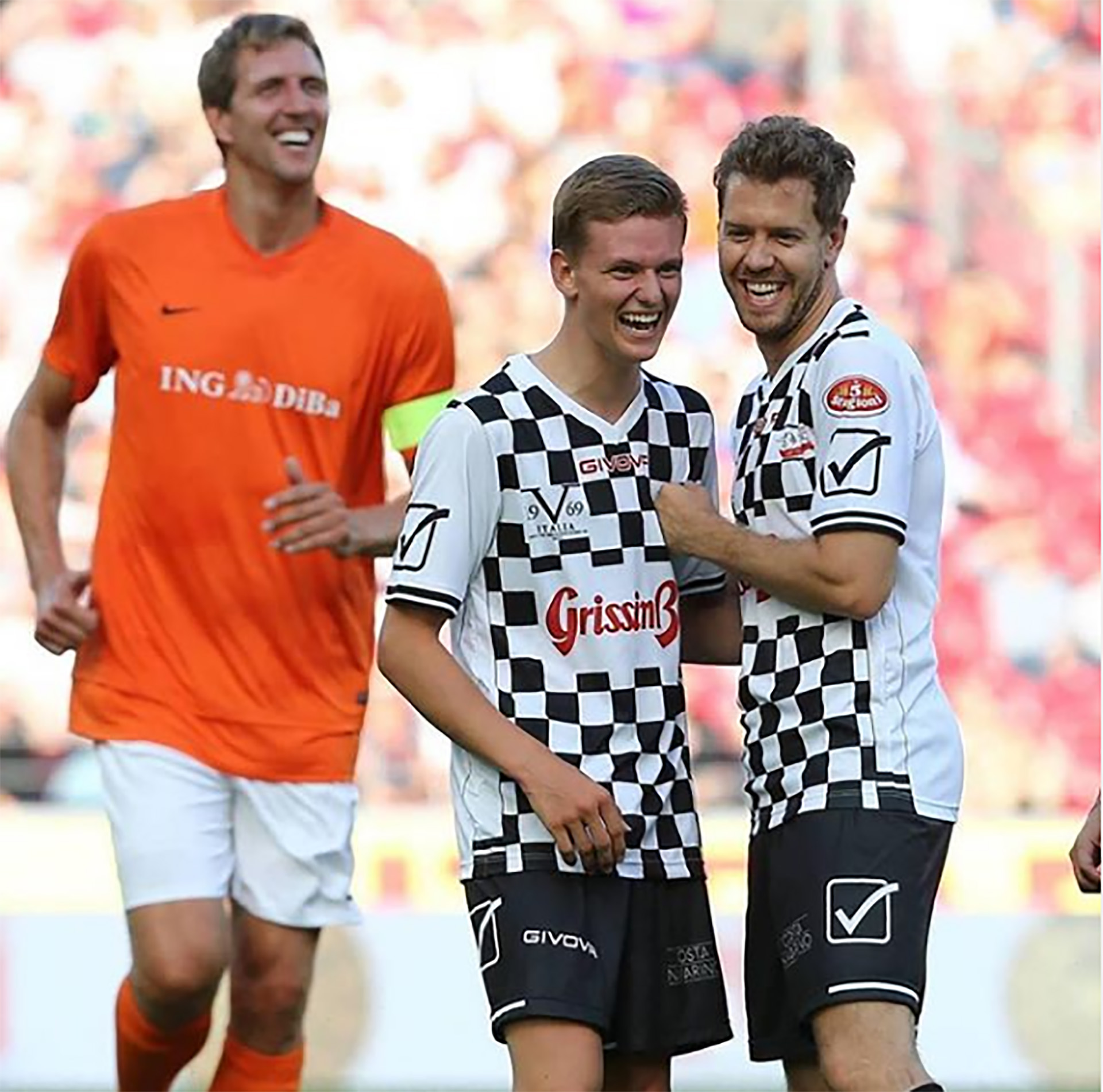 Al igual que su padre, a Mick también le gusta mucho el fútbol.  Aquí celebrando un gol con Sebastian Vettel (IG: mickschumacher).