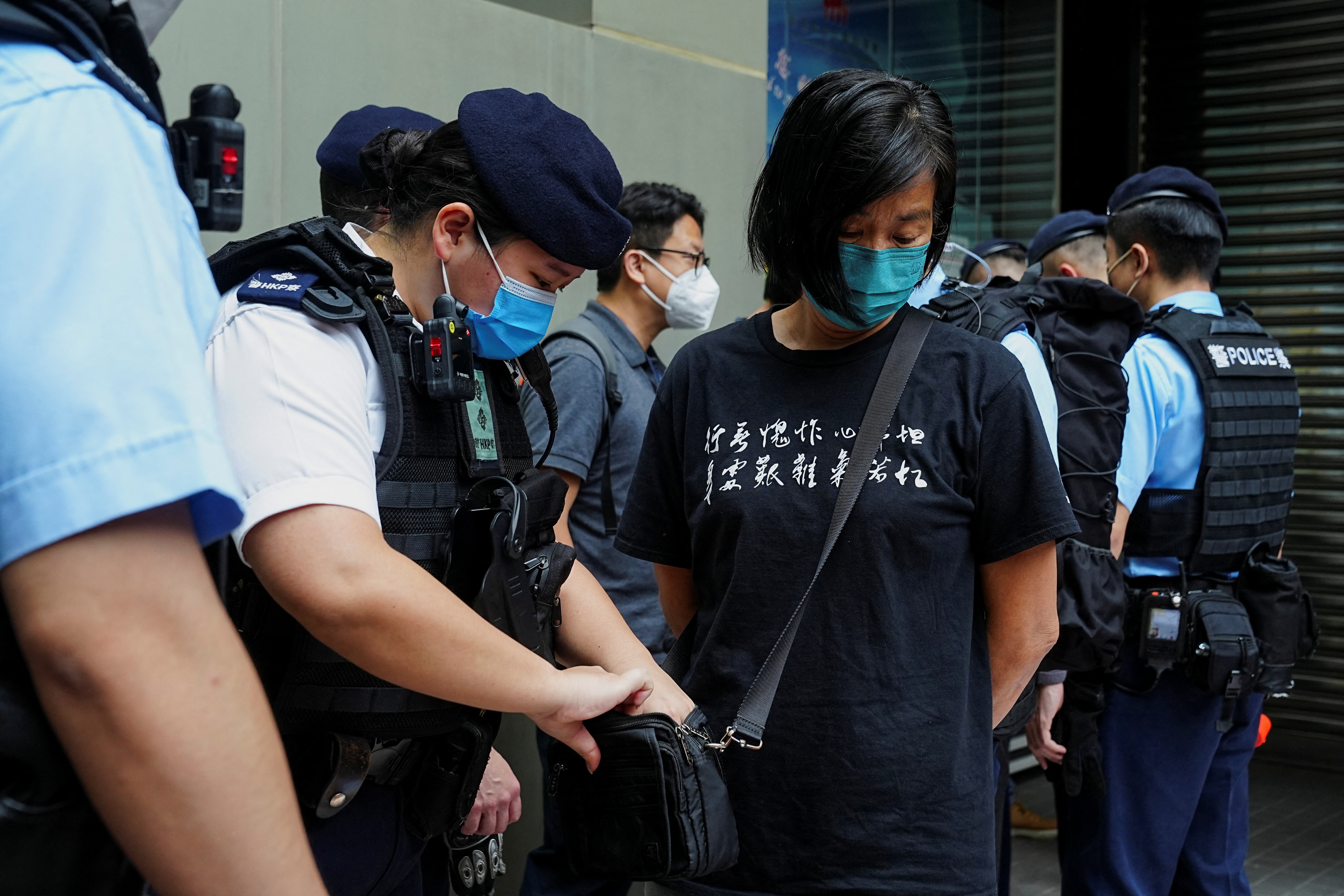 La policía se lleva a un hombre por manifestarse en contra de las restricciones de la enfermedad por coronavirus (COVID-19) en Hong Kong