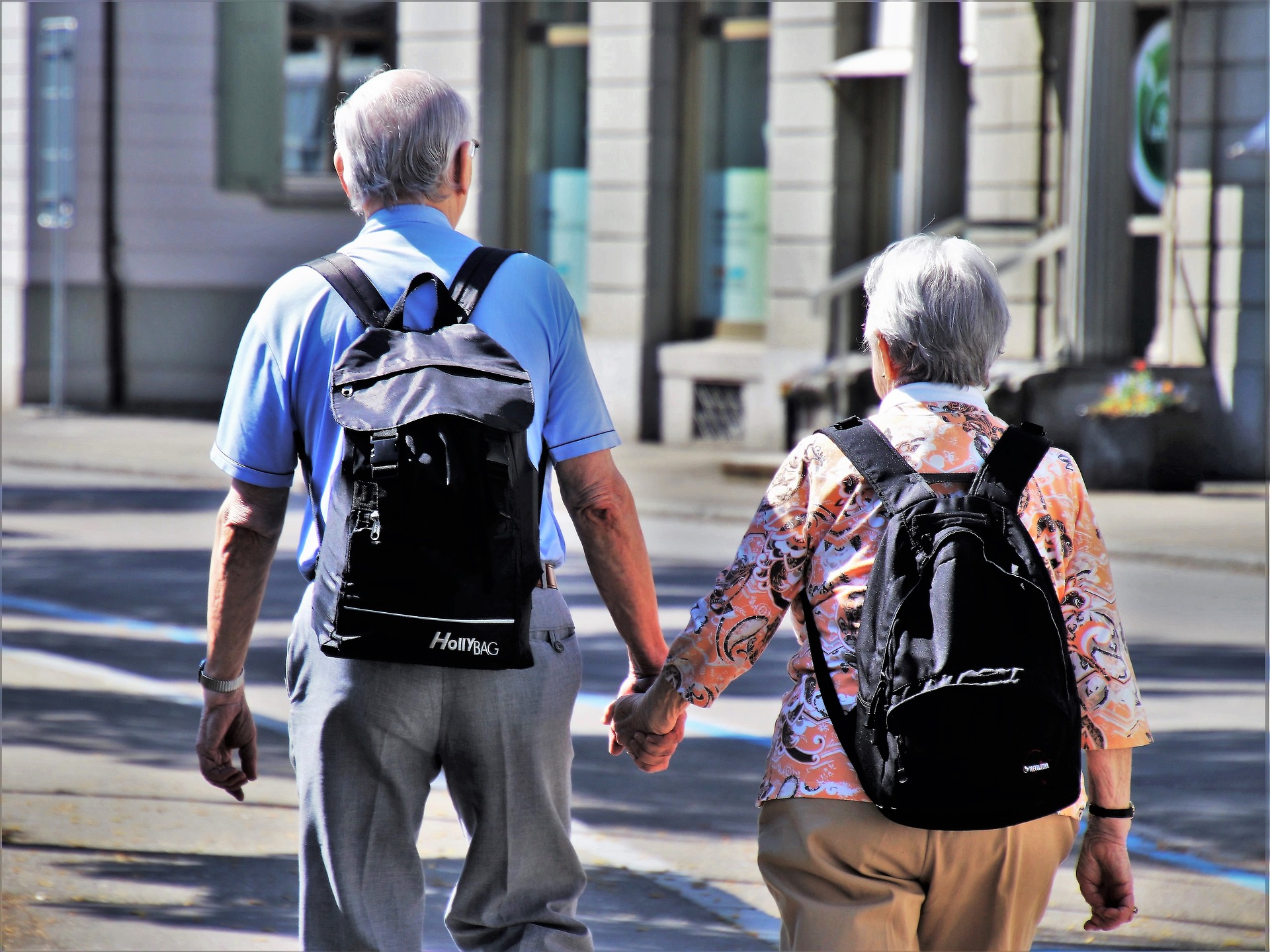 Personas de la tercera edad caminan por las calles de una ciudad. (Foto: Pixabay)