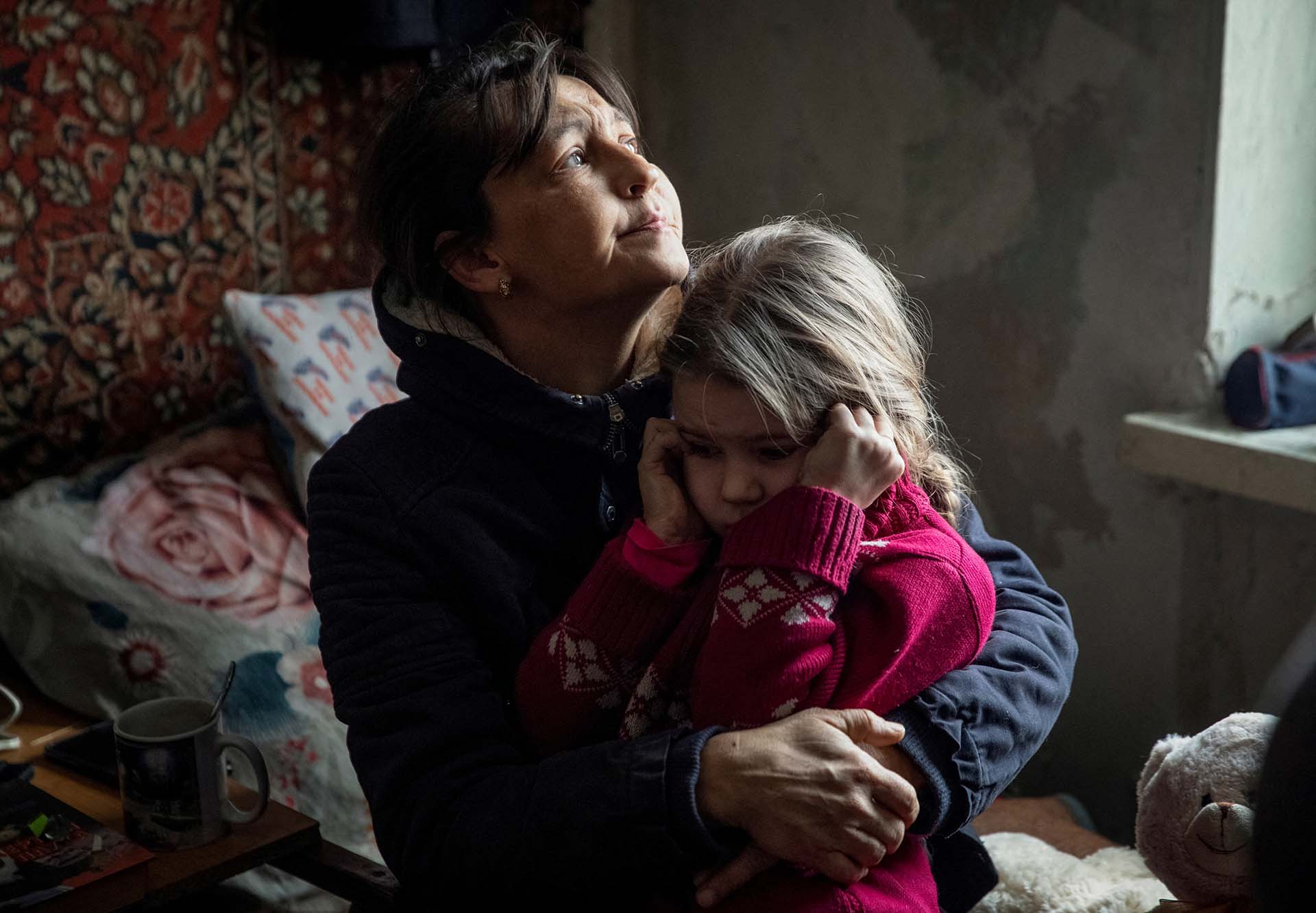 Olha abraza a su nieta Arina, de 6 años, para despedirse antes de la evacuación de la ciudad de Bakhmut, bajo fuerte ataque ruso
