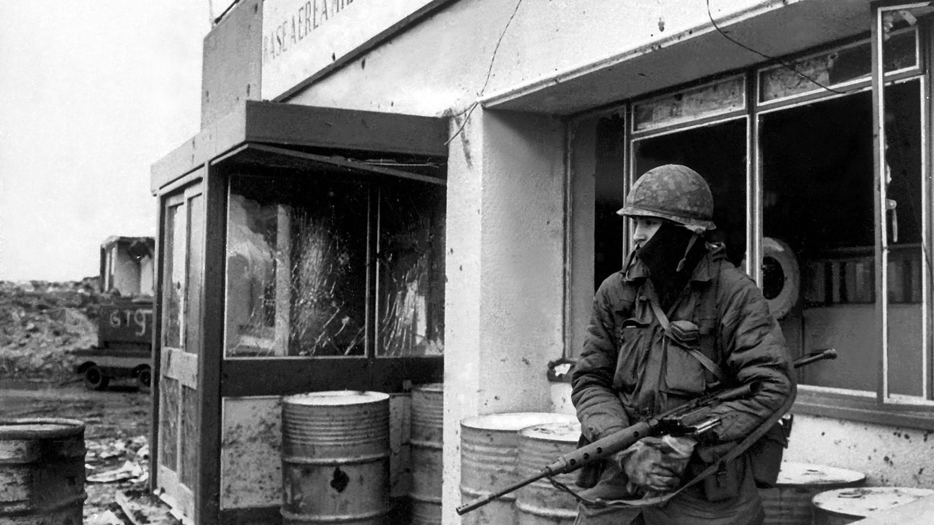 Un soldado monta guardia frente a la Base Aérea Militar Malvinas. Fotografía Eduardo Farré.