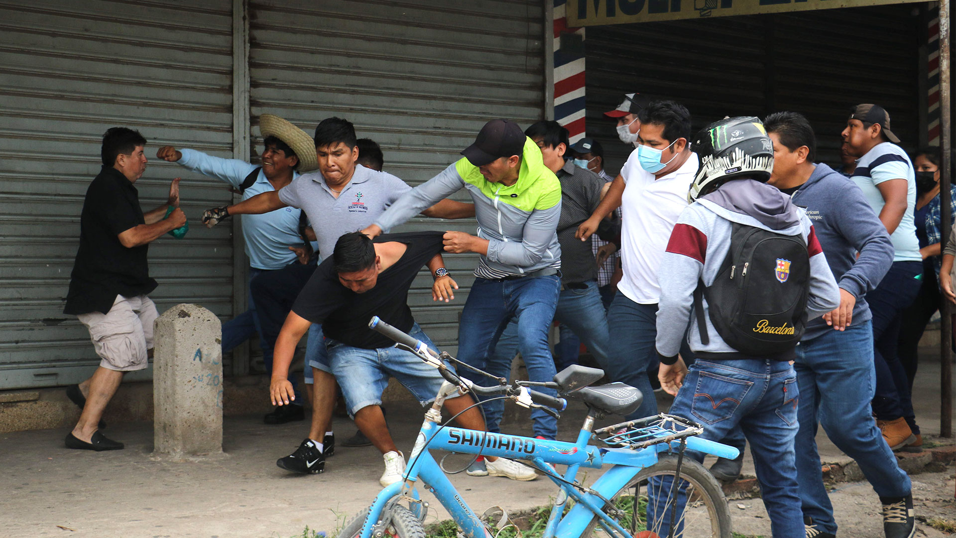 Varias personas se pelean contra un grupo de manifestantes que bloquean una vía en el primer día de una huelga indefinida para exigir que en 2023 se realice un censo de población y vivienda, en Santa Cruz (EFE/ Juan Carlos Torrejon)