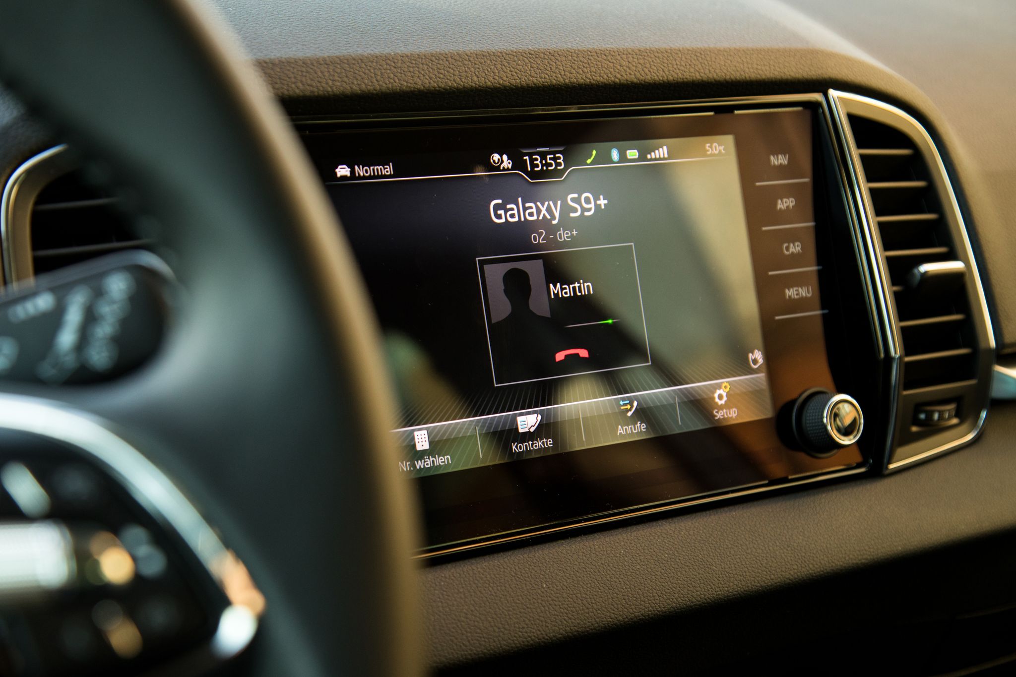 Cómo conectar el móvil a Apple CarPlay y Android Auto