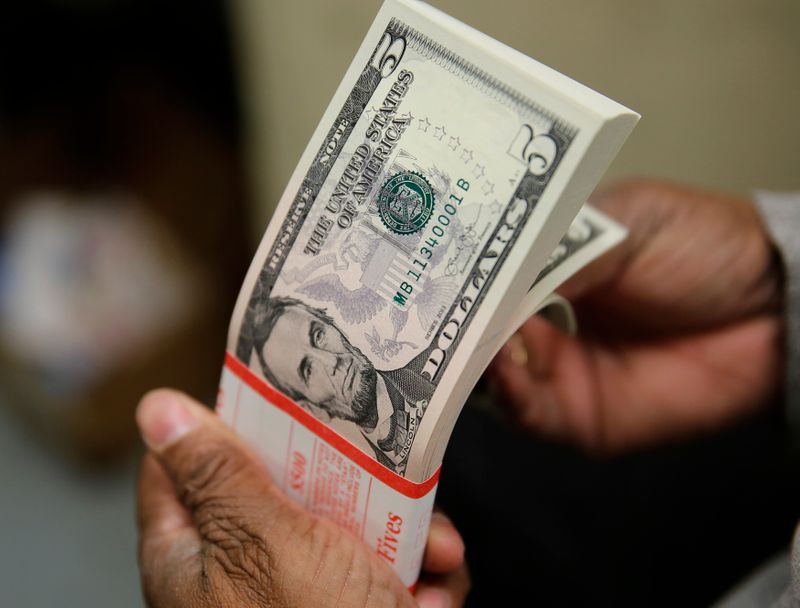 En 2021, el tipo de cambio oficial avanza unos tres puntos por debajo de la tasa de inflación. (Reuters)