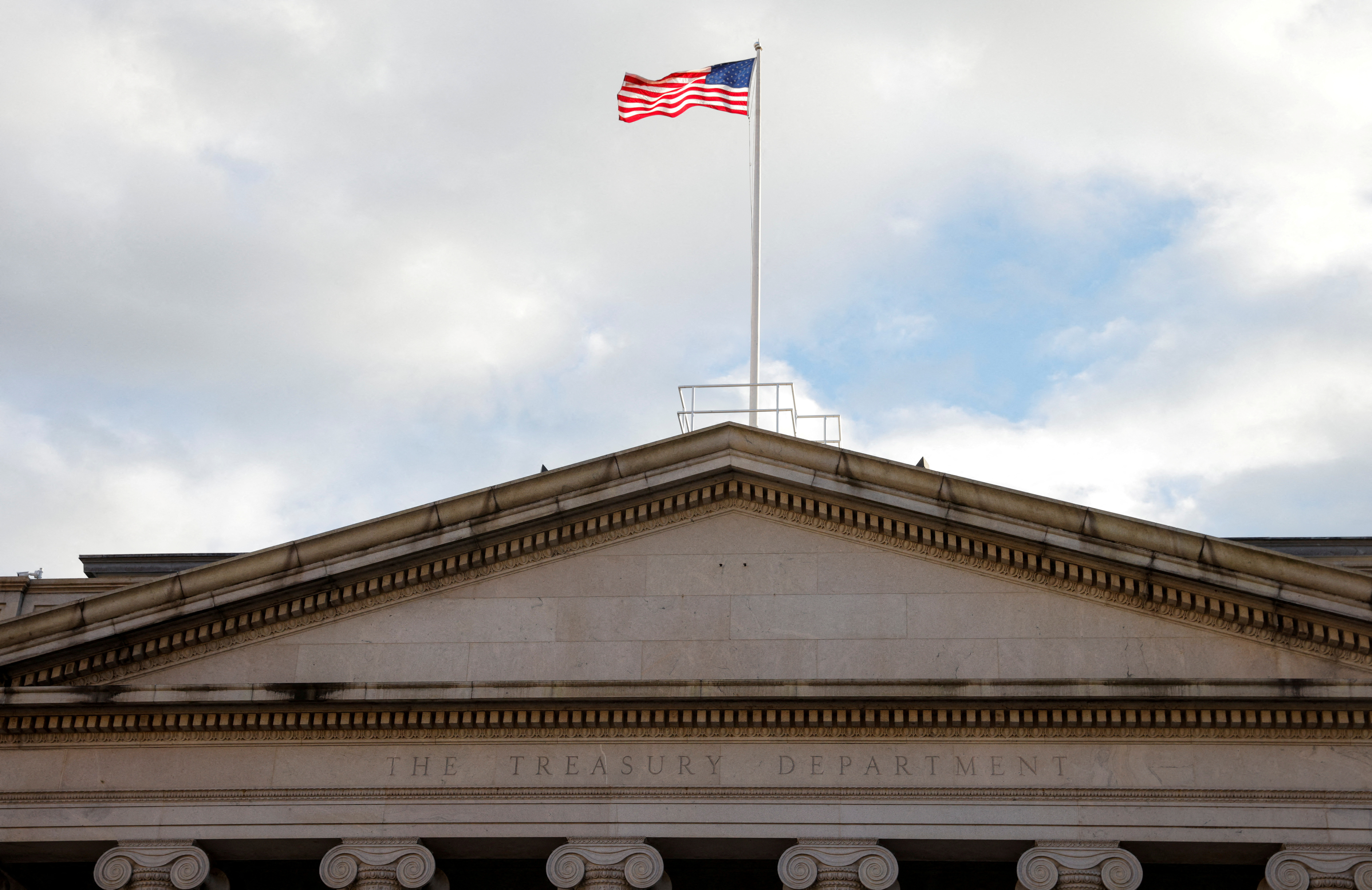 La pregunta más urgente en el amargo enfrentamiento en Washington sobre el límite de la deuda federal es una que el Tesoro de Estados Unidos se niega a responder: ¿qué ocurrirá si se queda sin efectivo? (REUTERS/Jim Bourg/File Photo)
