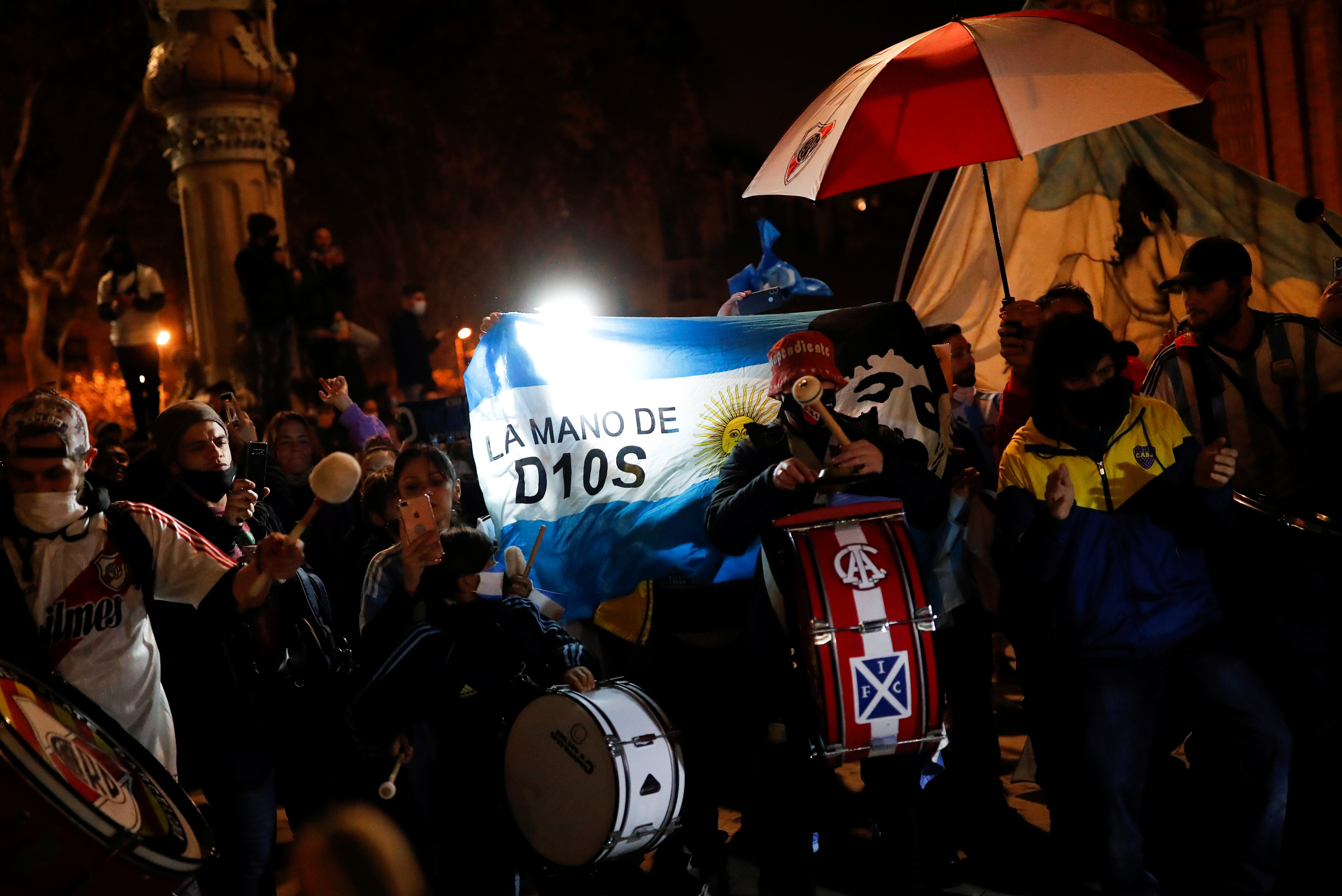 Por todo eso los hinchas argentinos de cualquier rincón del mundo se juntaron para homenajearlo estos días