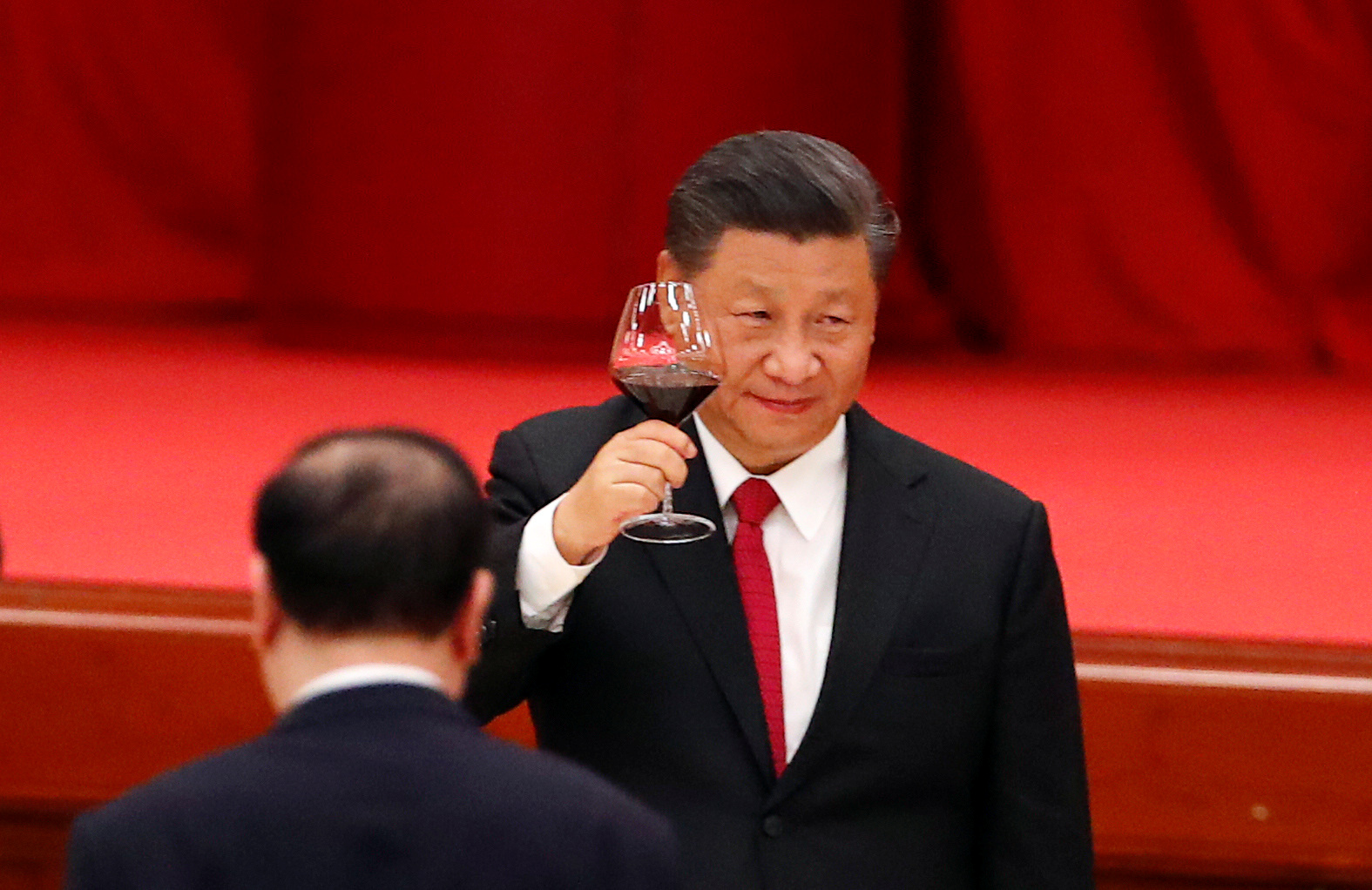 Xi Jinping asiste a la recepción del Día Nacional en vísperas del 71 aniversario de la fundación de la República Popular China, en Beijing (Reuters)