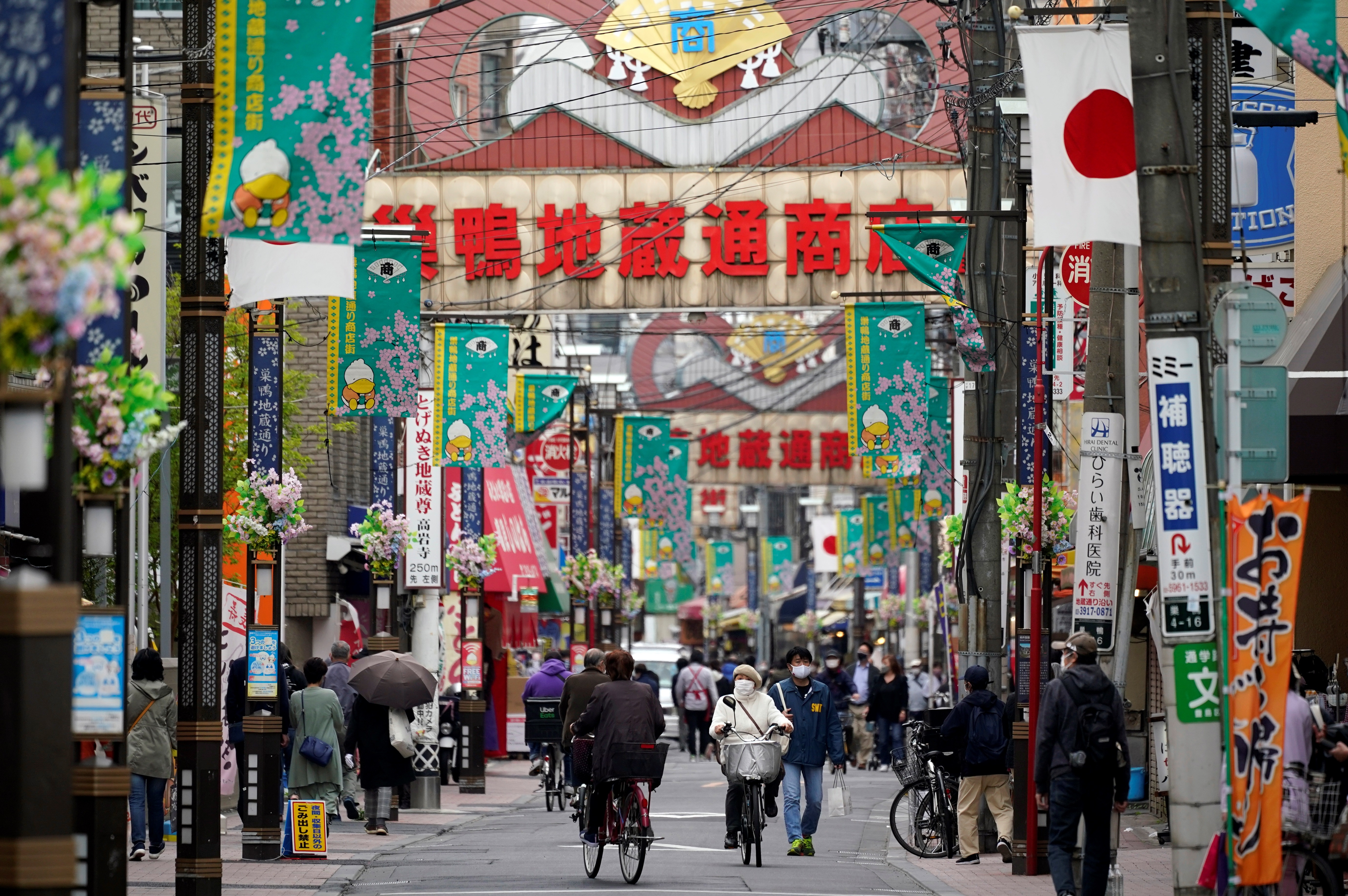 Vivir el presente para poder tener un mejor futuro, pero yendo día a día es como los japoneses han afrontado las circunstancias del presente (Foto: EFE/EPA/FRANCK ROBICHON)