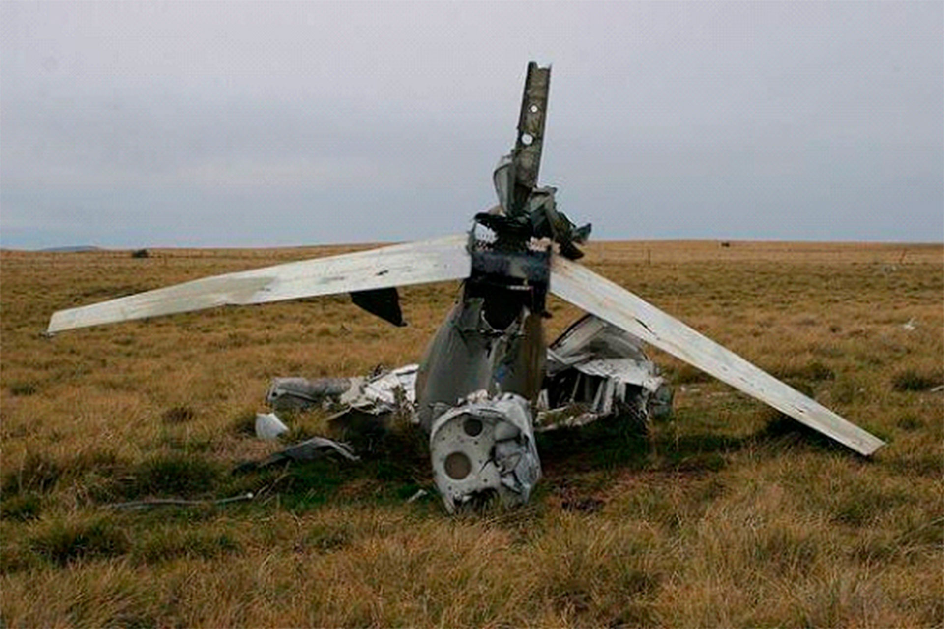 Parte del fuselaje y cola del Sea Harrier derribado.