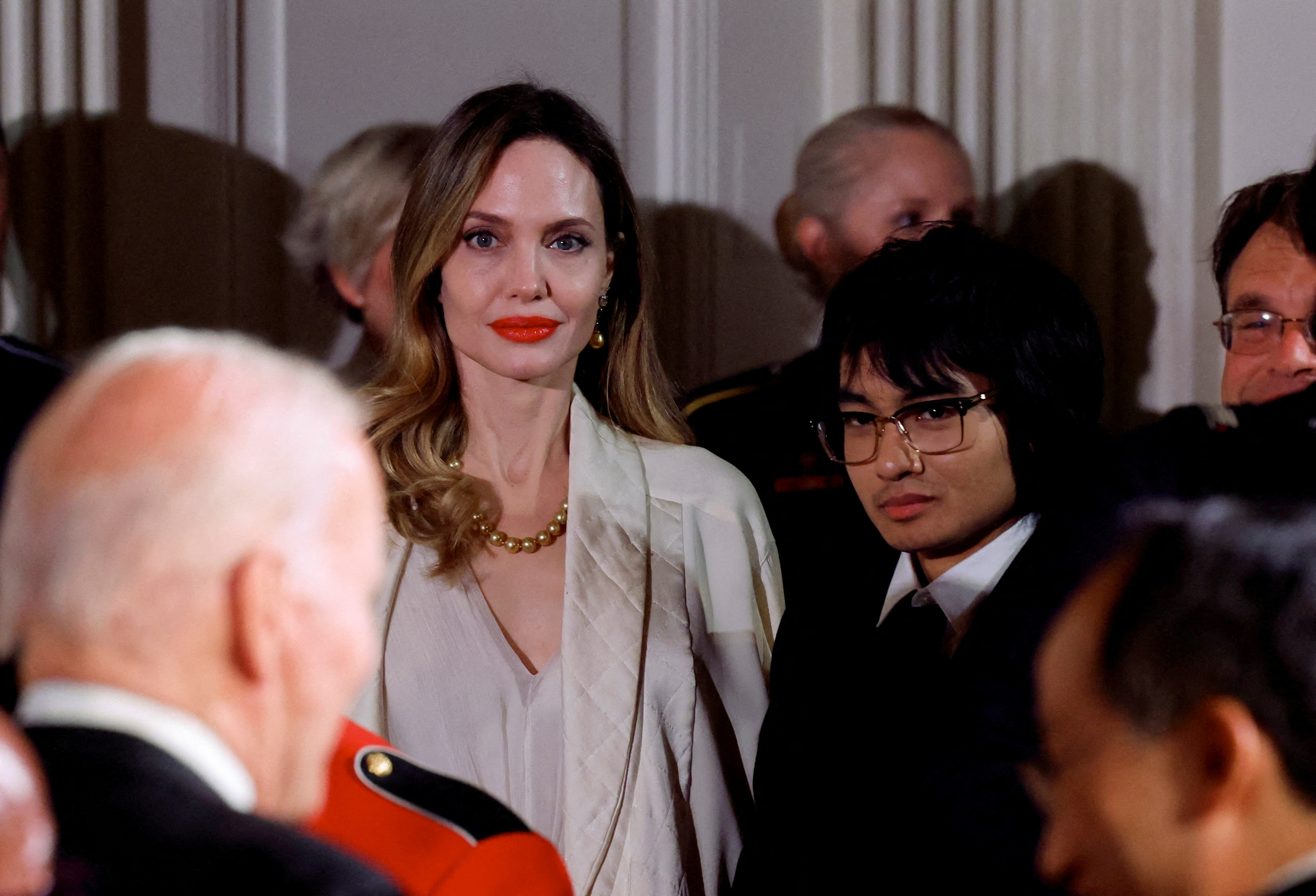 La actriz Angelina Jolie y Maddox Jolie-Pitt asisten a una Cena de Estado oficial, durante la visita del presidente de Corea del Sur, Yoon Suk Yeol, en la Casa Blanca en Washington, EE.UU. el 26 de abril de 2023. REUTERS/Evelyn Hockstein