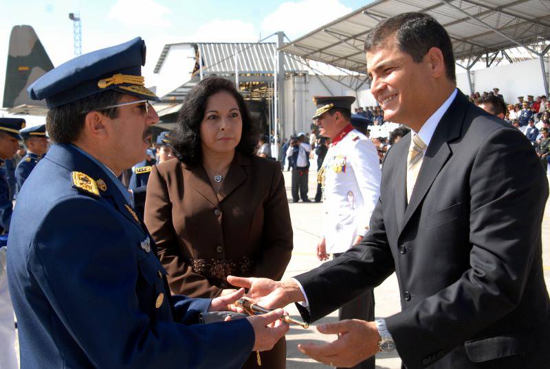 En la imagen el general Jorge Gabela, su esposa Patricia Ochoa y el entonces presidente Rafael Correa.
