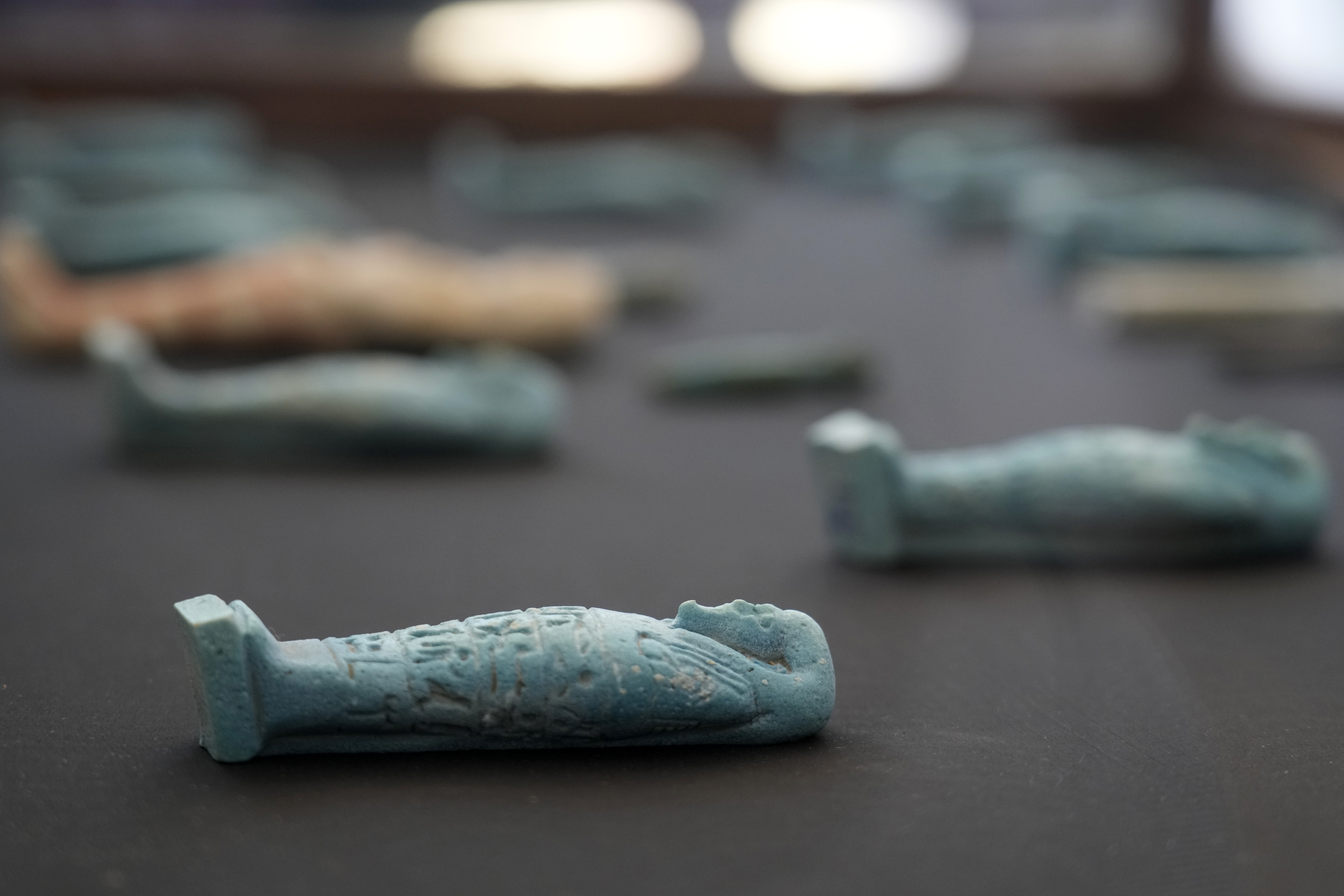 Los artefactos descubiertos recientemente se exhiben durante una conferencia de prensa (Foto AP/Amr Nabil)