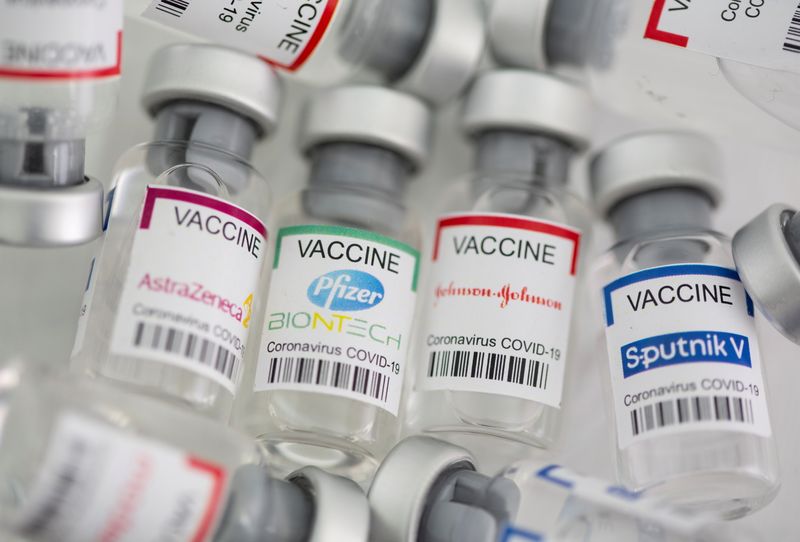 Todas las vacunas contra el nuevo coronavirus ampliamente disponibles, con la excepción de la de Johnson & Johnson de una sola inyección, requieren dos dosis (REUTERS/Dado Ruvic)